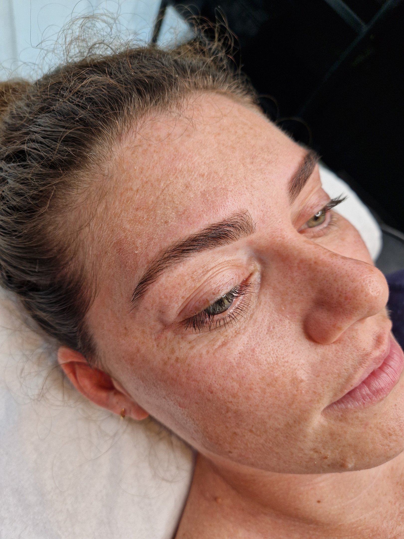Restructuration des sourcils au fil avec teinture 