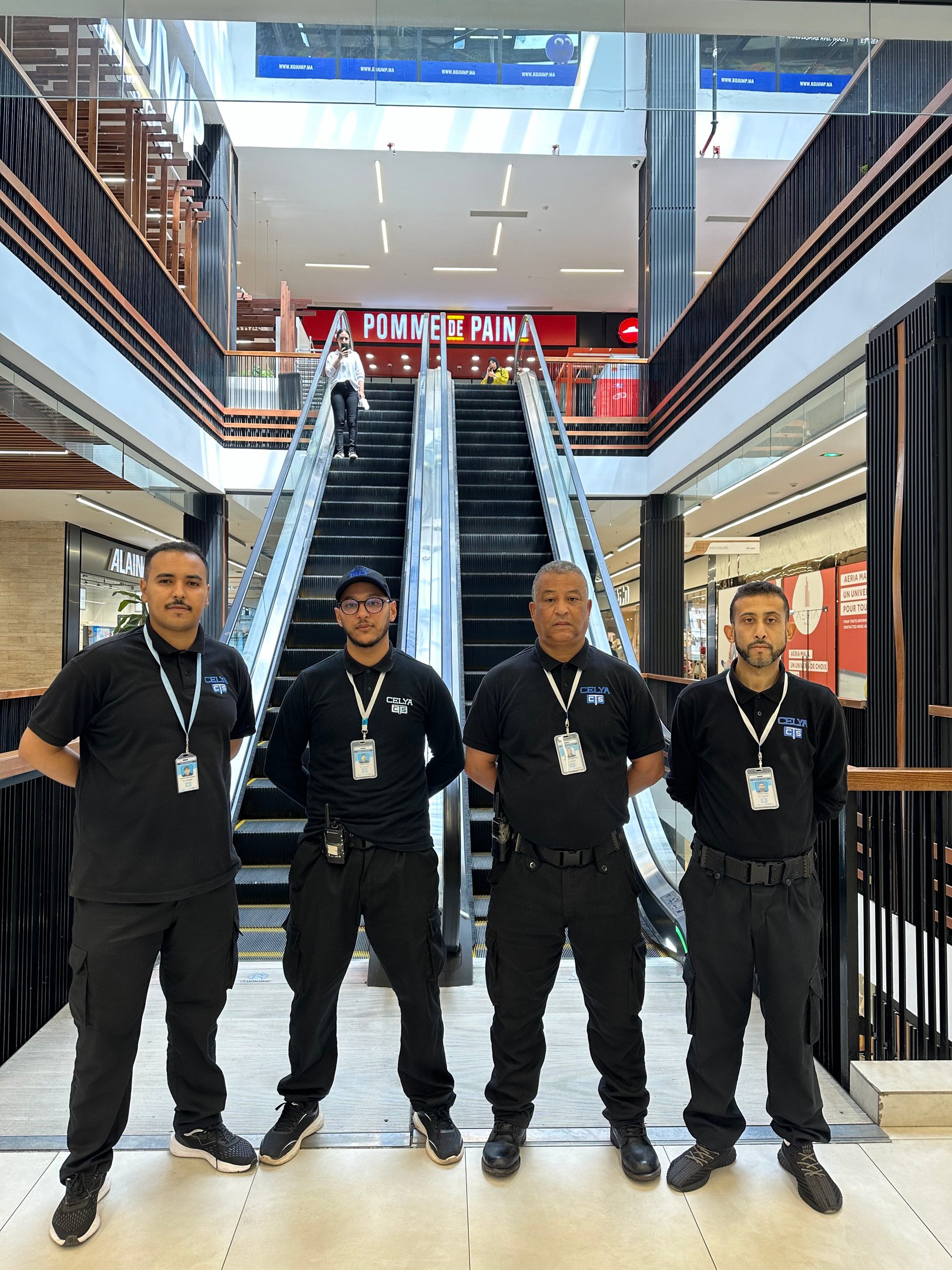 Agents de sécurité en uniforme debout dans un centre commercial à Casablanca
