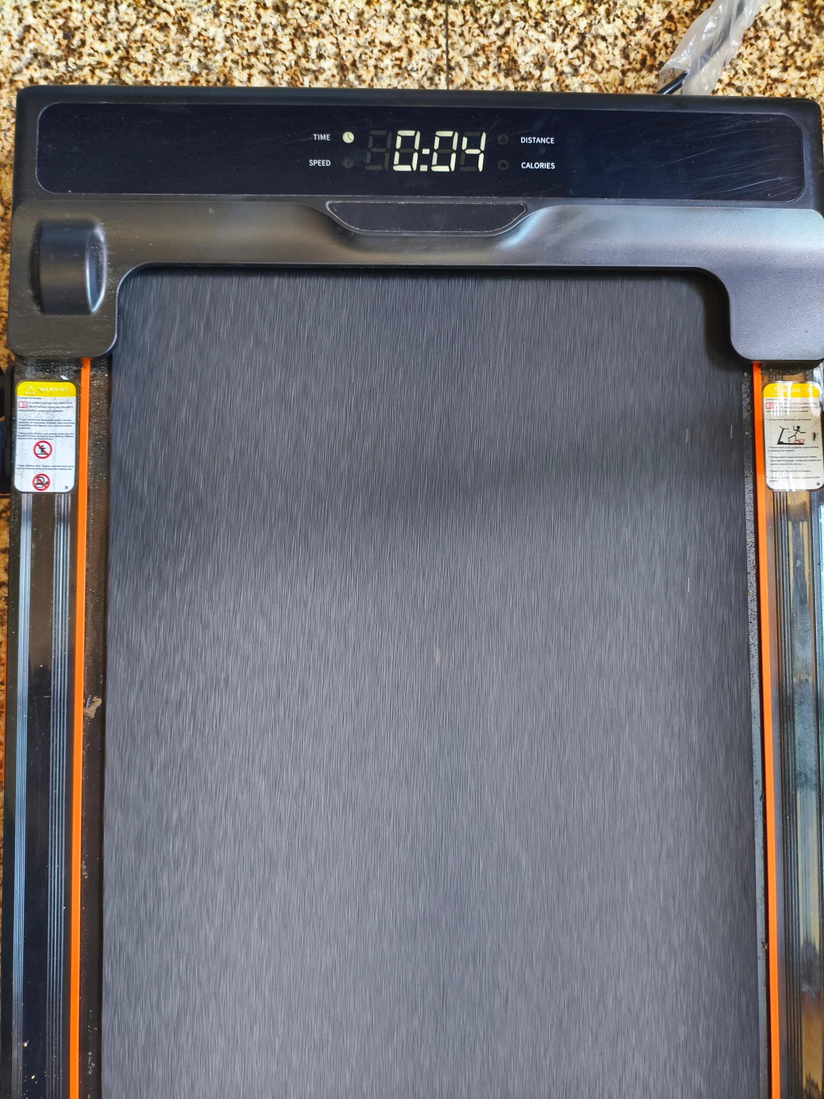 Painel de controlo da passadeira Umay X5F com display a mostrar tempo, velocidade e distância