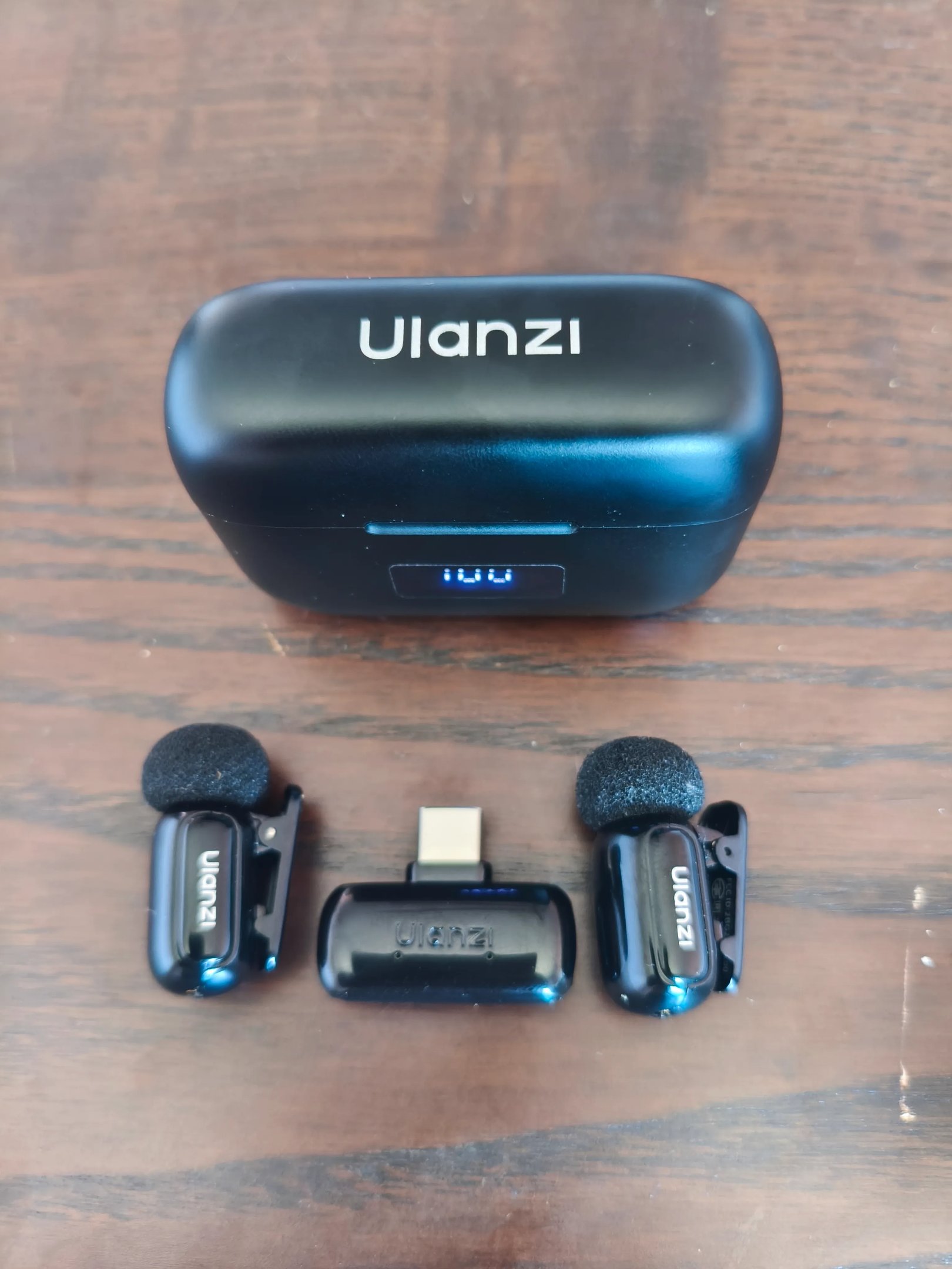 Microfone sem fios Ulanzi Micro A200 com caixa de carregamento e dois microfones de lapela pretos