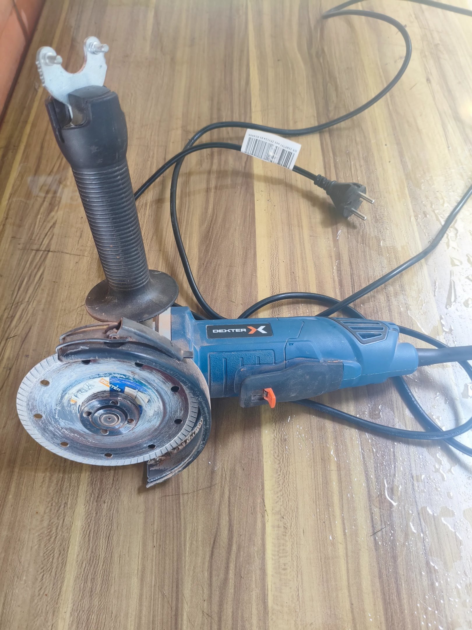 Análise de durabilidade de rebarbadora Dexter com disco diamantado e punho auxiliar após teste práti