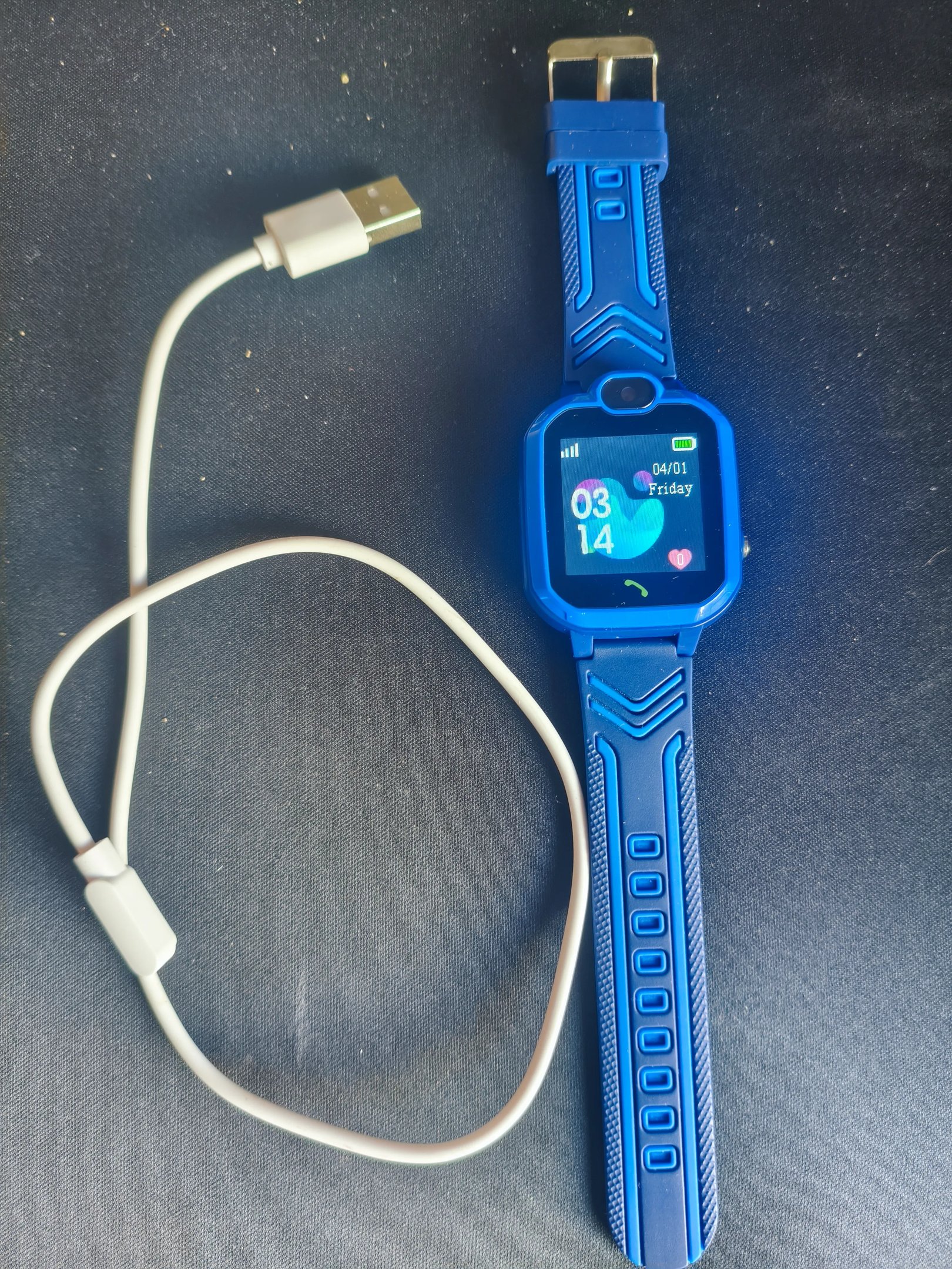 Análise de ecrã e interface digital de smartwatch infantil azul com GPS e câmara para crianças.