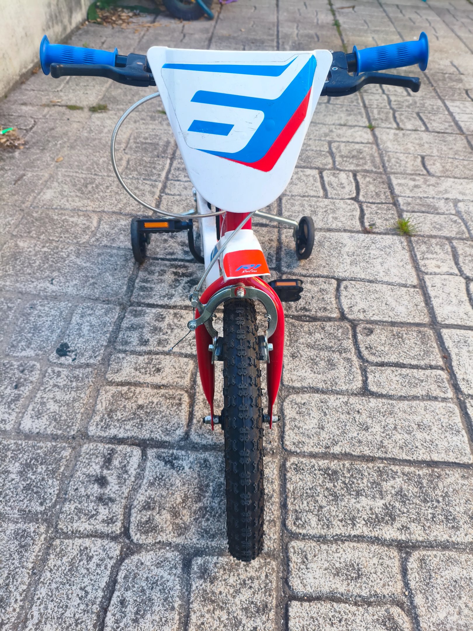 Guarda frontal da bicicleta infantil Dino Bikes com guiador azul