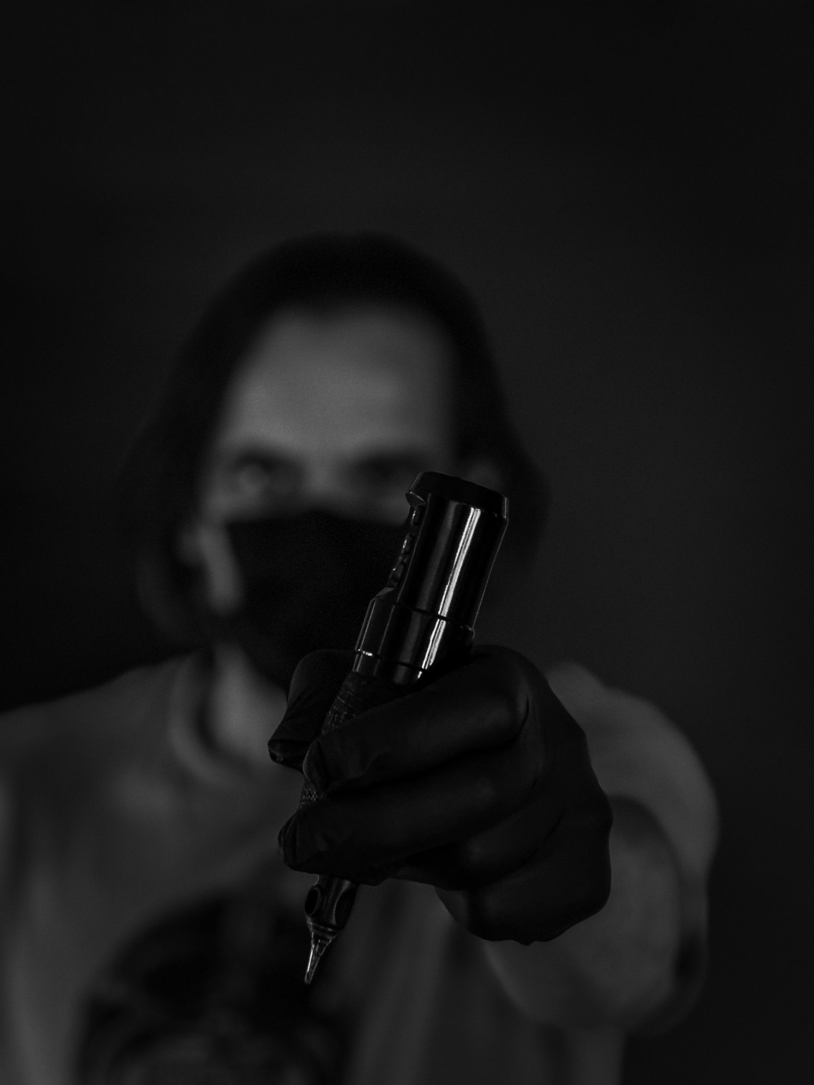 Antoine, artiste tatoueur basé à Challes-les-Eaux, en Savoie.