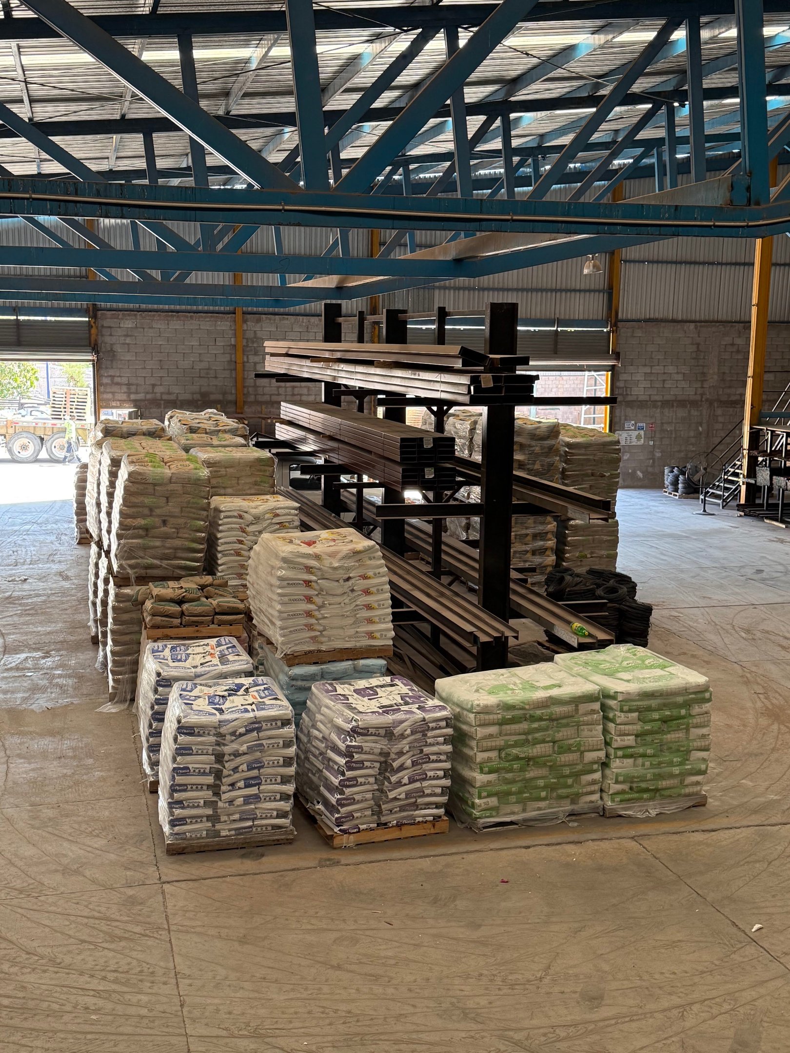 Materiales de construcción: cemento, mortero, pegazulejo, yeso, calhidra, estuco y multiplast