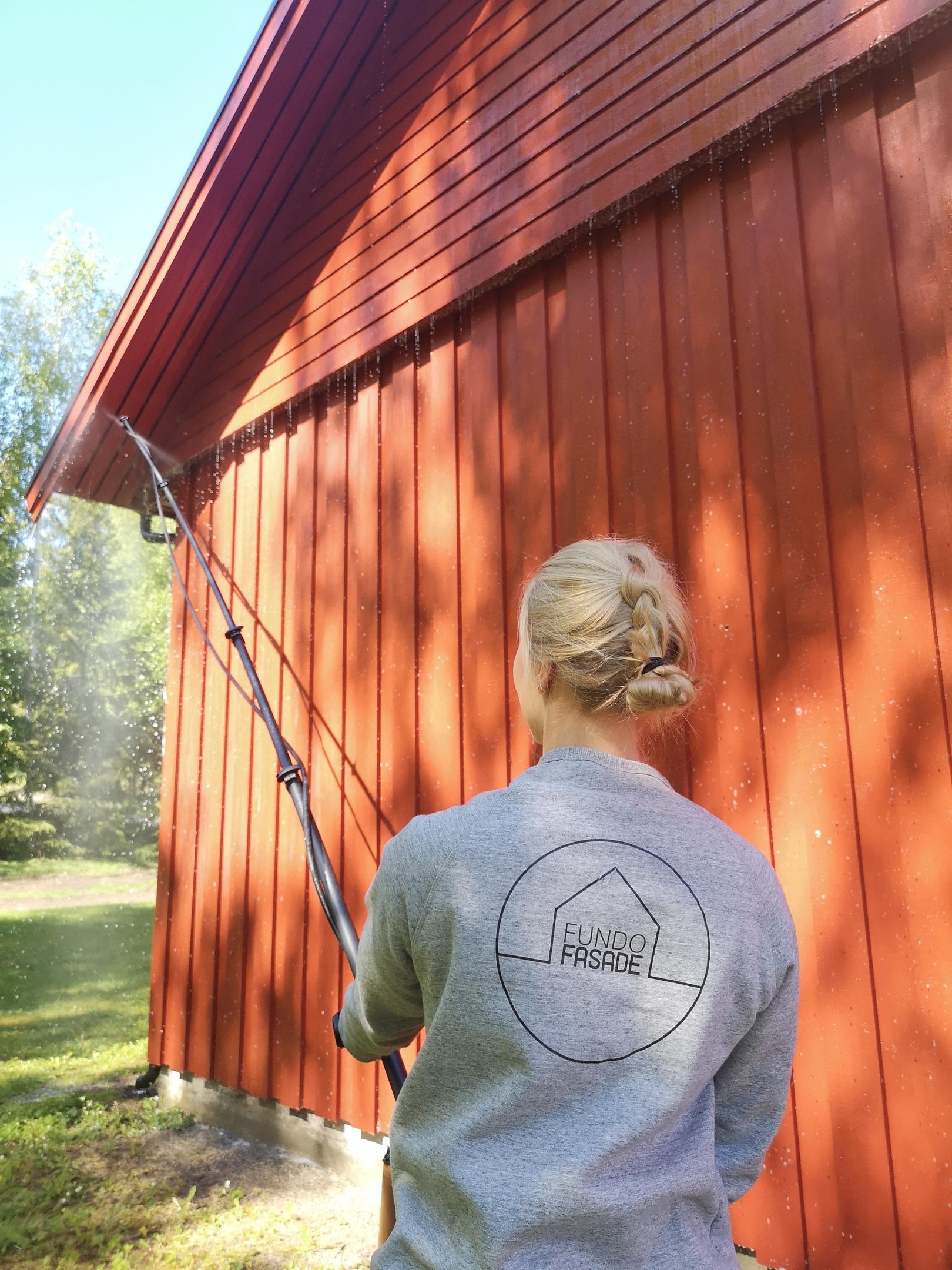 Fasadevask med teleskop på Hitra