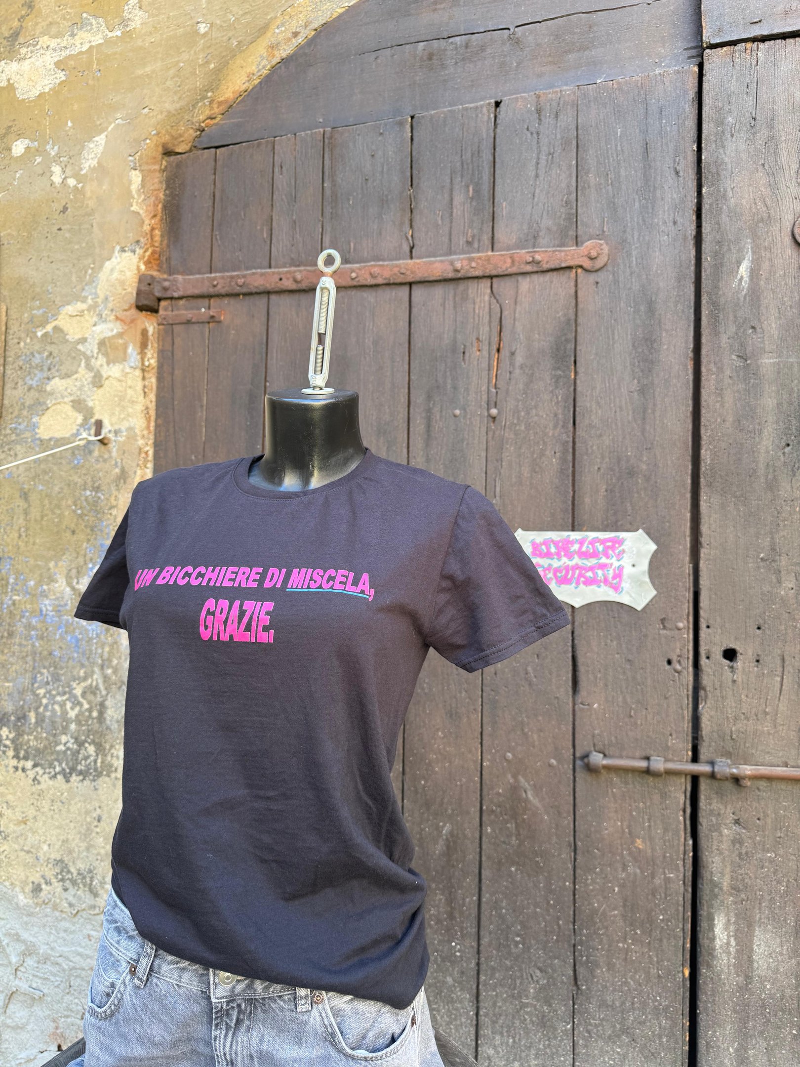 Maglietta estiva con logo di un club motociclistico chiamato Bike Life Security
