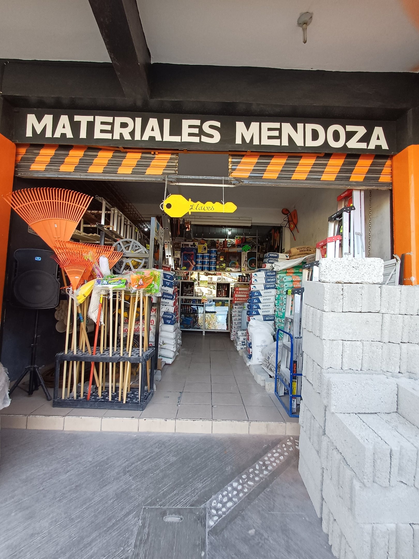 Fachada de Materiales Mendoza en Hacienda Cuautitlan Cuautith garden rakes and concrete blocks.