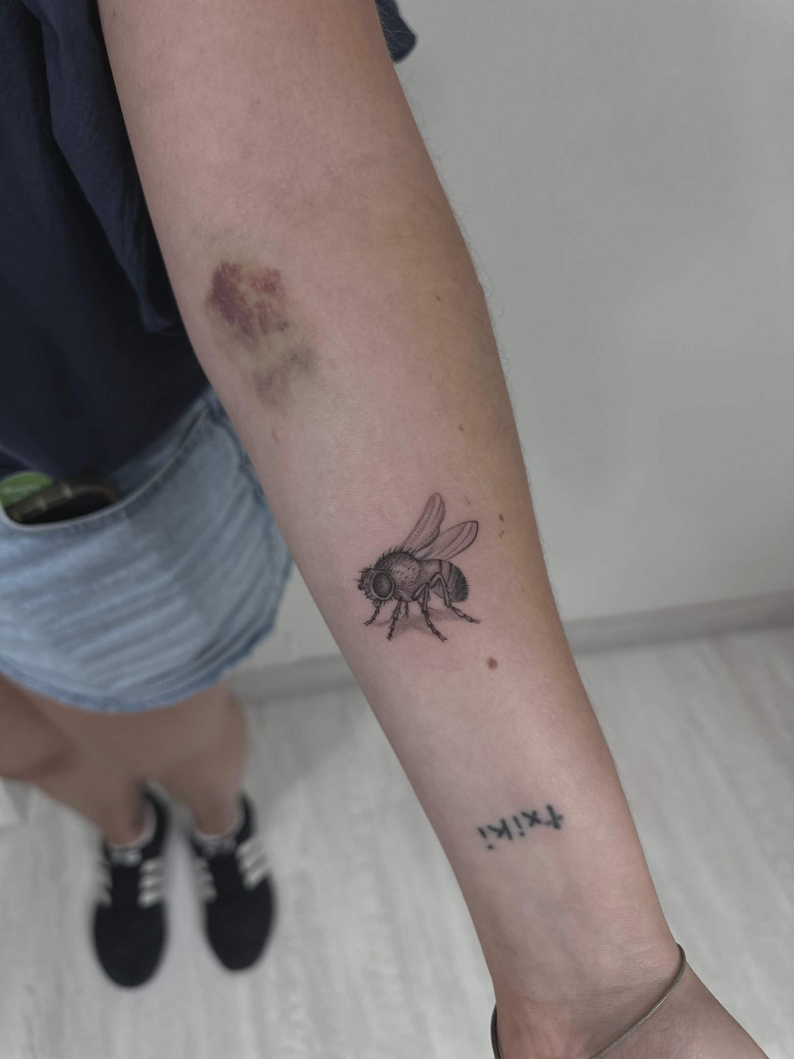 Fine line micro-realism bee tattoo on forearm – Sinkply Zürich