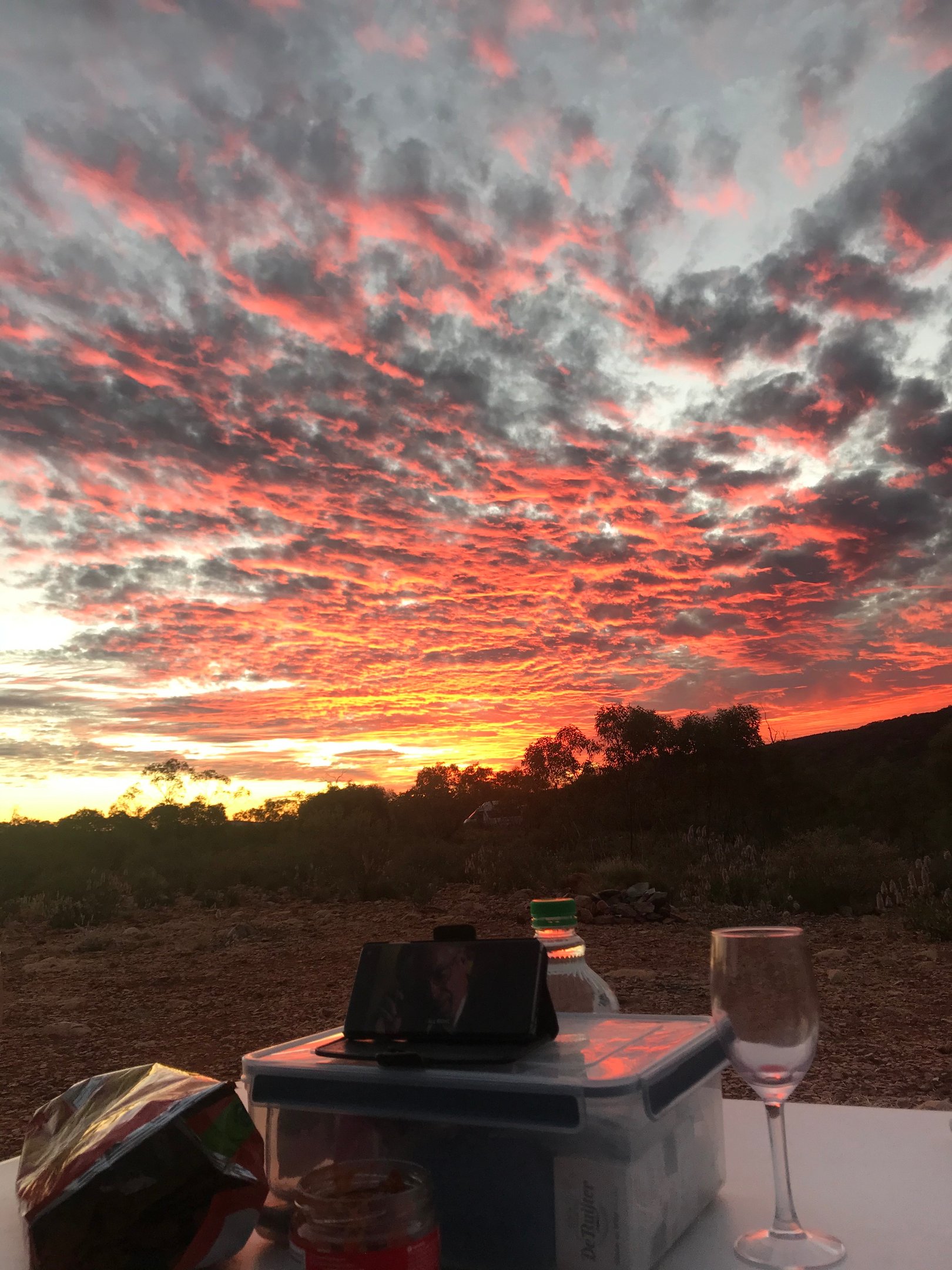 Atardecer en un viaje por el desierto australiano