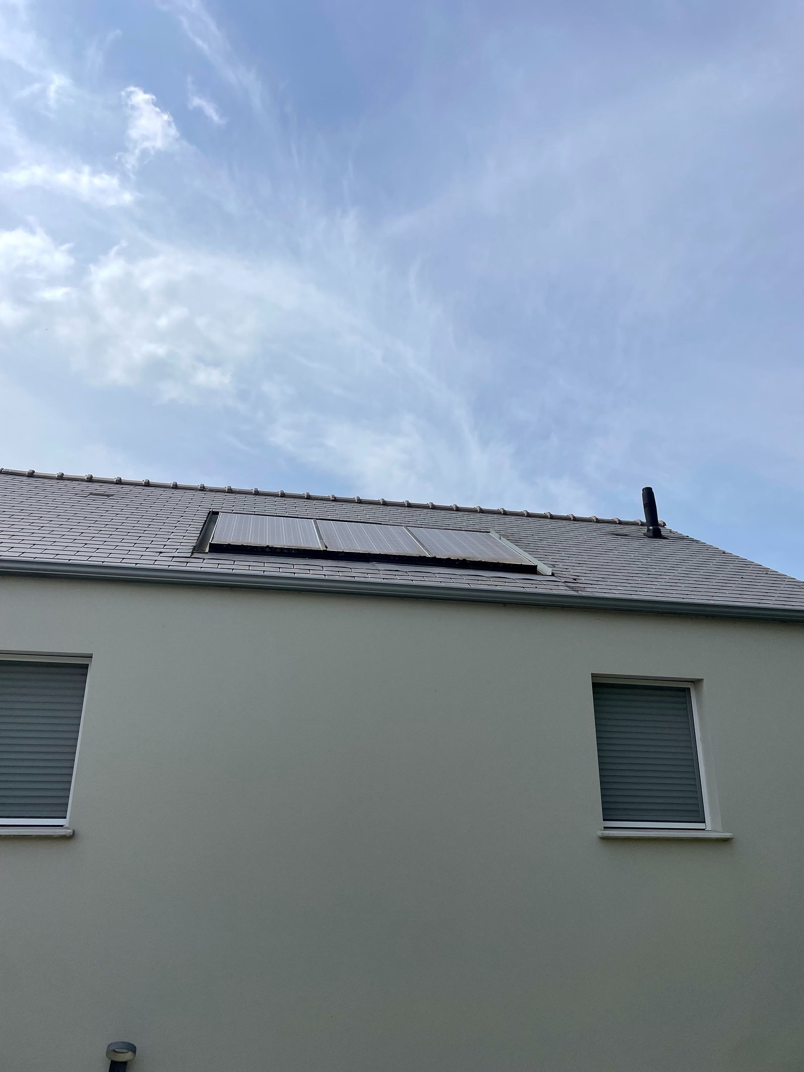 Panneaux solaires encrassés par mousse et saletés avant nettoyage, perte de performance visible.