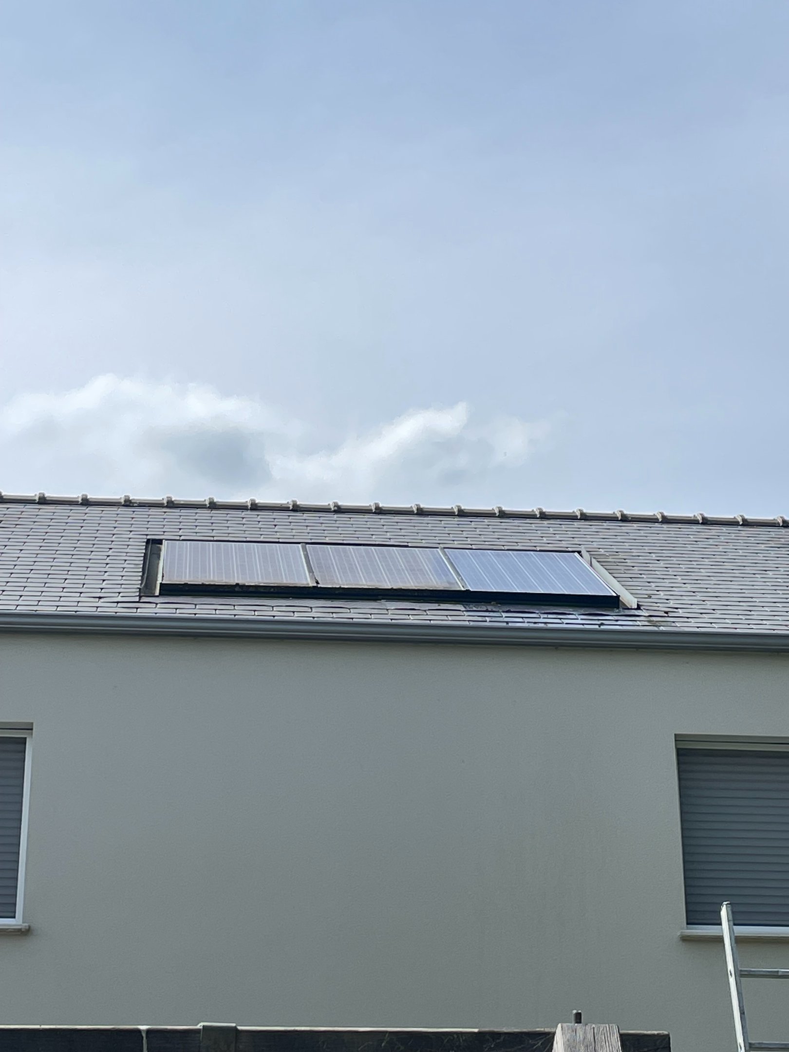 Panneaux solaires en cours de nettoyage, un sur trois déjà propre, élimination des salissures