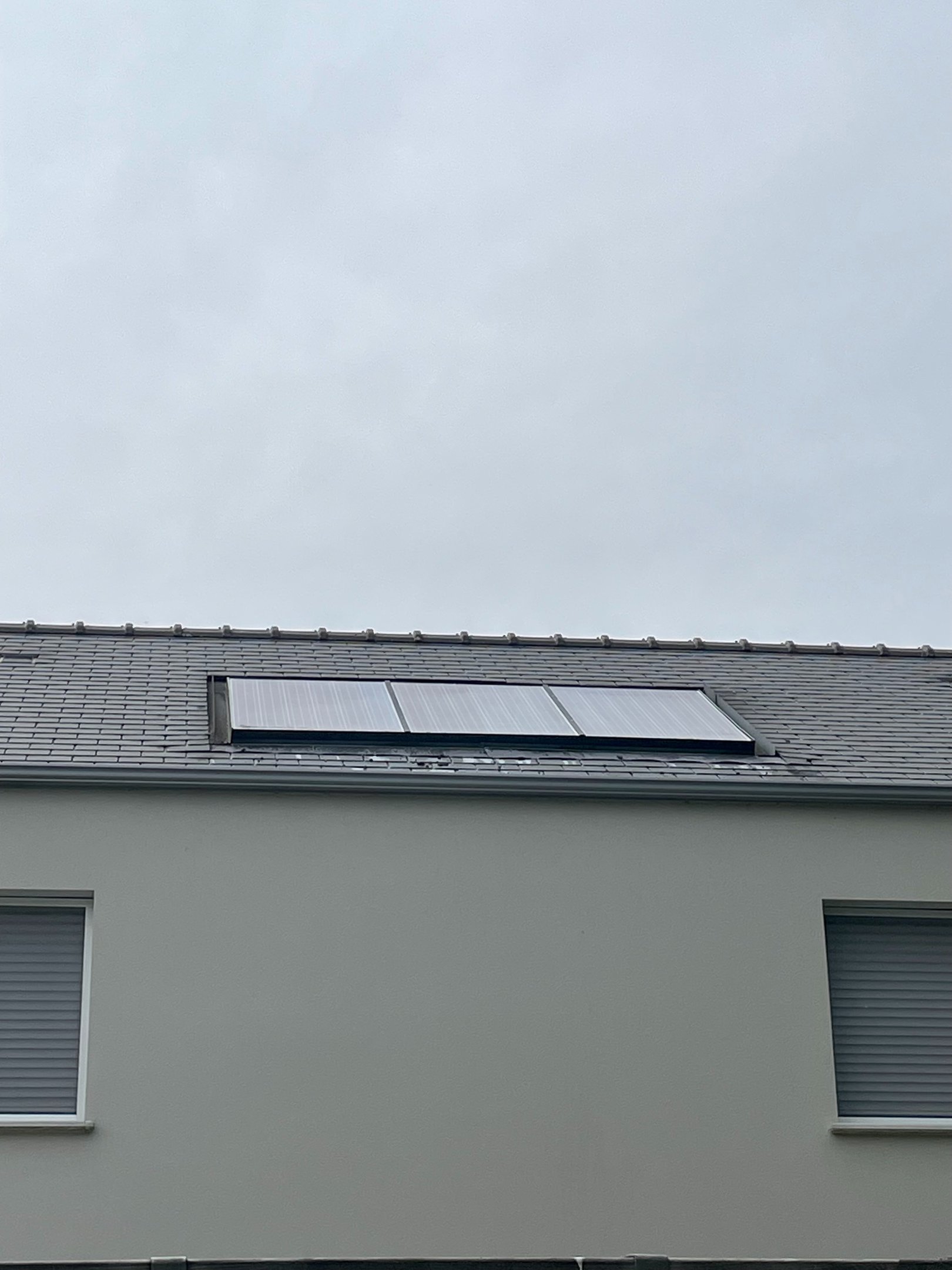 Panneaux solaires après nettoyage, surface propre et débarrassée de toute salissure et mousse.