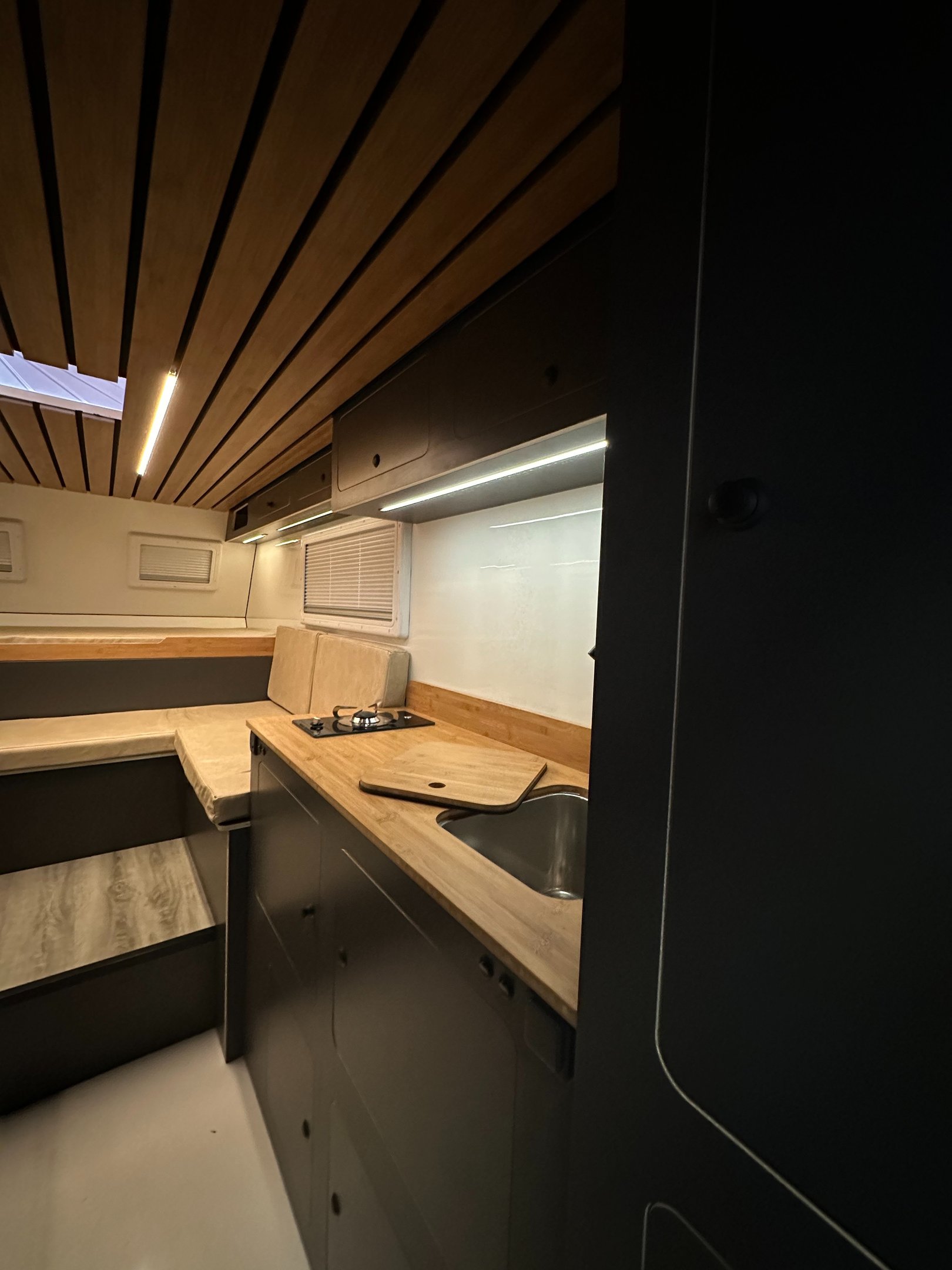 concina interior con sofas y luces led