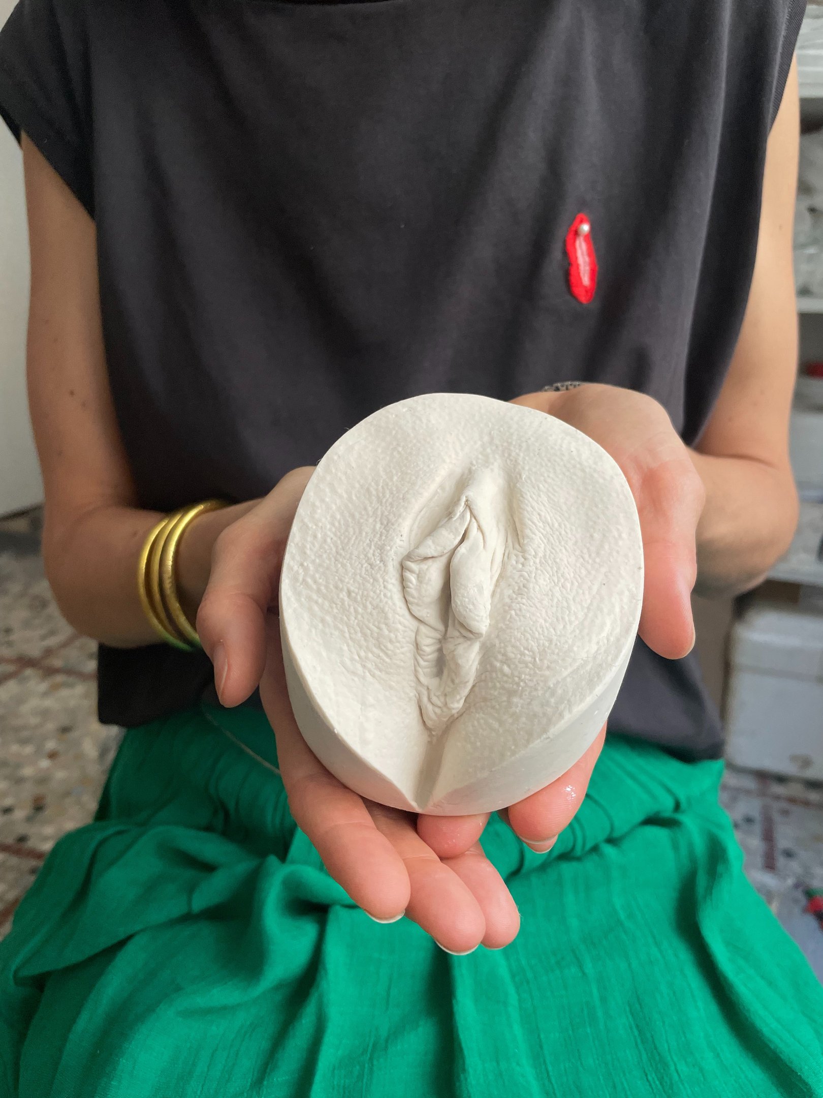 Moulage vulve dans mains - Moulage intime réalisé à Bordeaux
