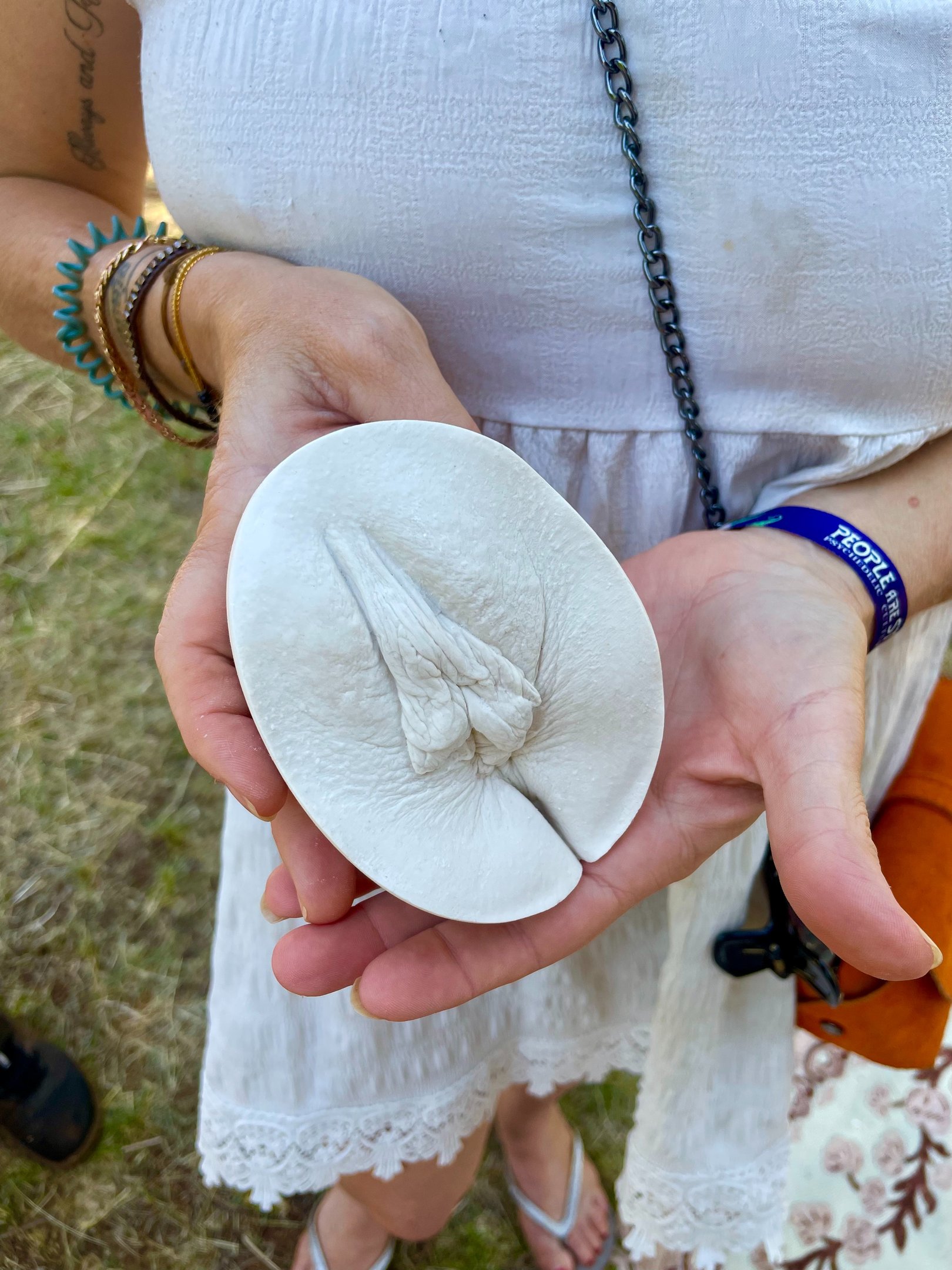 Vulve en plâtre dans mains de modèle - Moulage intime Bordeaux