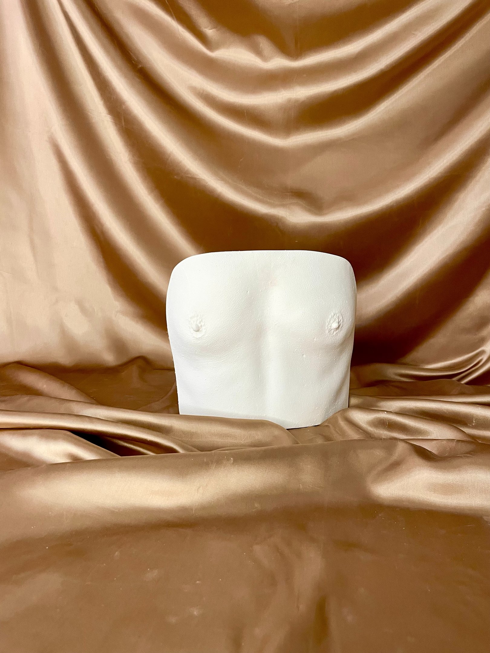 Moulage petite poitrine en plâtre sur fond doré - Moulage intime Bordeaux