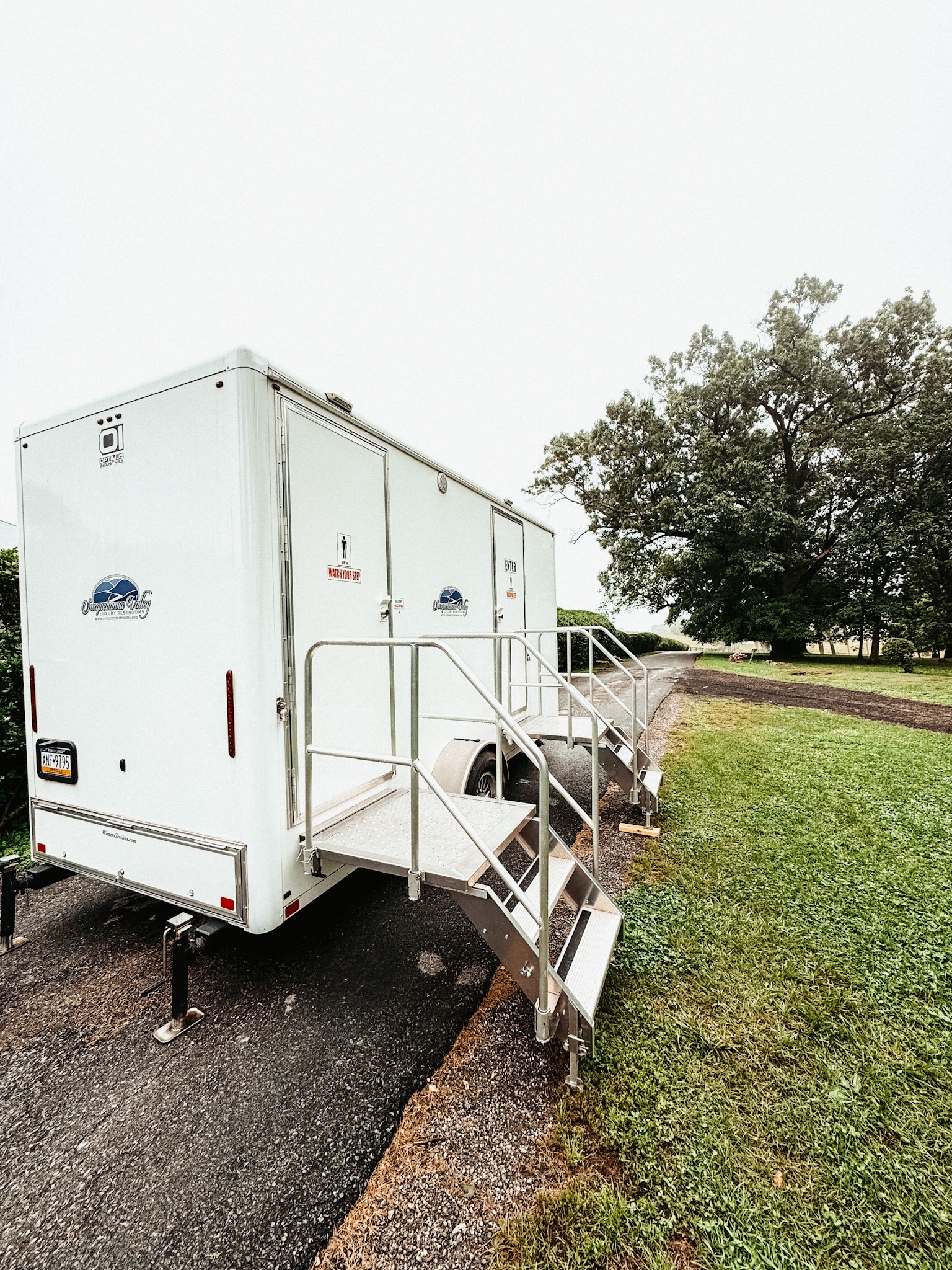 luxury bathroom rentals, portable restrooms, luxury rental bathrooms