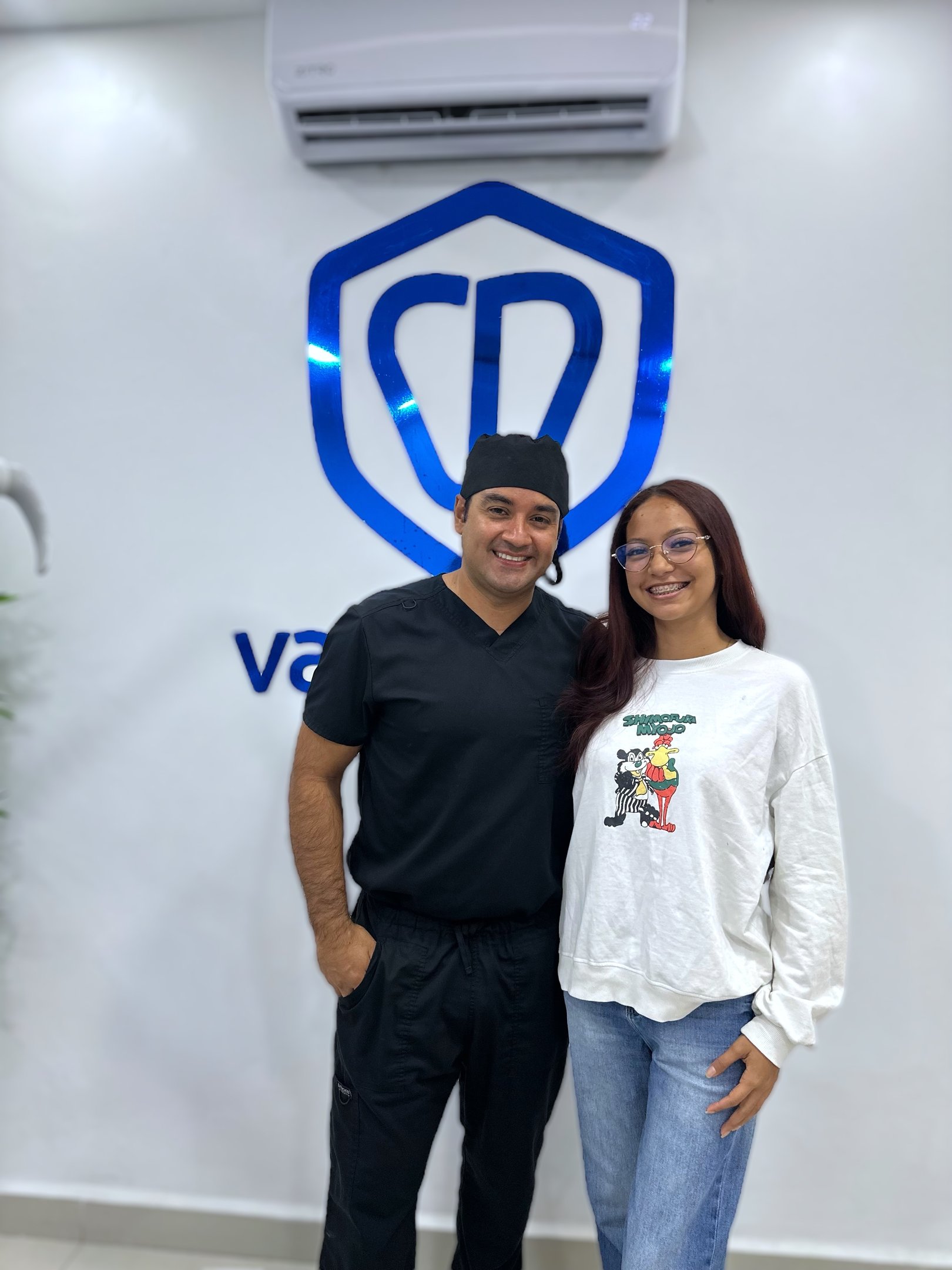 Paciente satisfecha sonriendo después de tratamiento dental en Dentista Manta y El Carmen