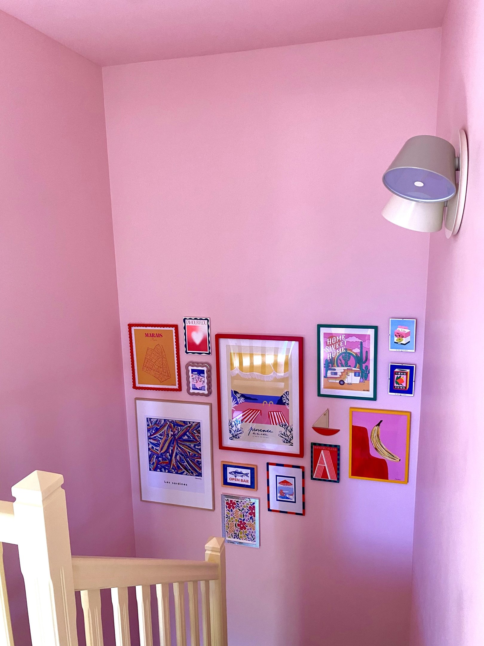 mur de cadres colorés @yourhappyplace_deco