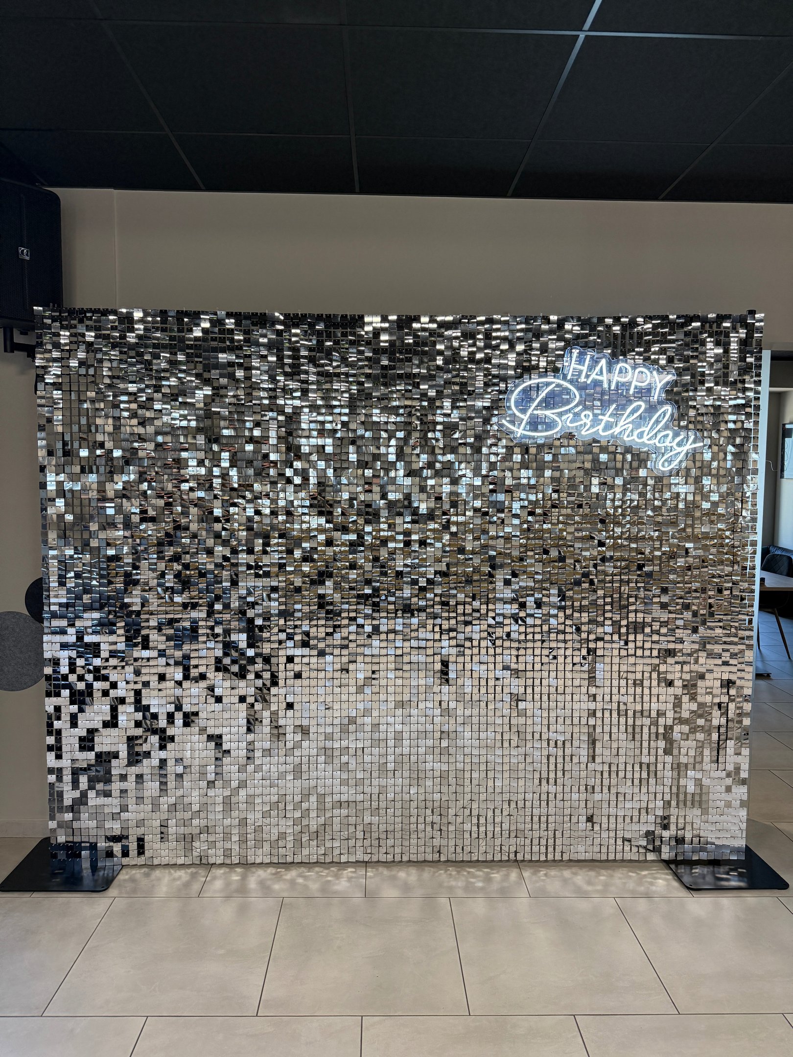 Blizgi sidabrinė foto siena, gimtadienio foto siena, foto sienos nuoma vilnius, foto siena, dekoras