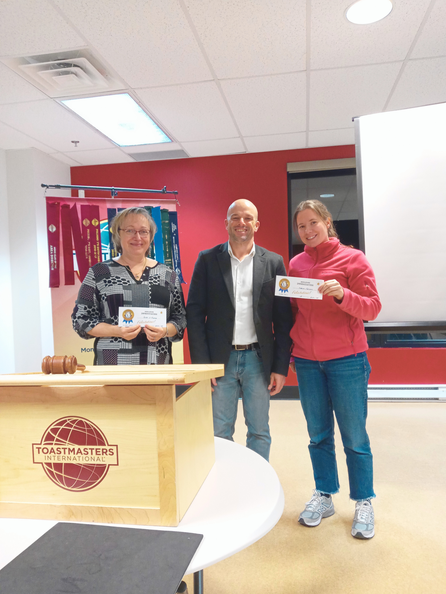Photo de groupe avec les lauréats Méritas au Toastmasters Vallée-du-Richelieu.