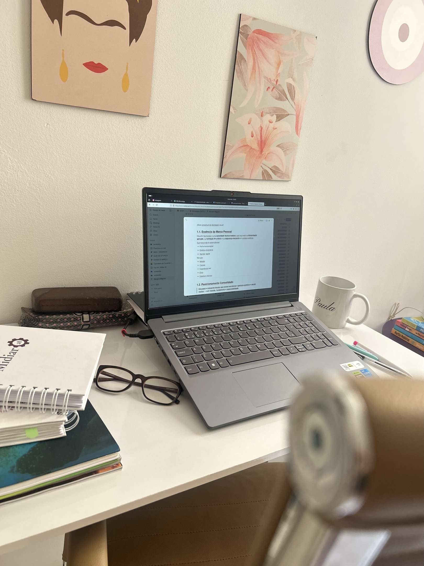 mesa-de-escritorio-com-objetos-de-trabalho