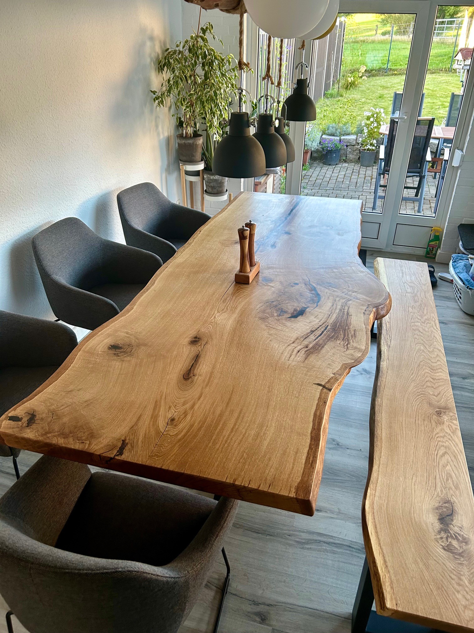 Live Edge Esstisch aus massiver Eiche mit natürlicher geschwungener Baumkante
