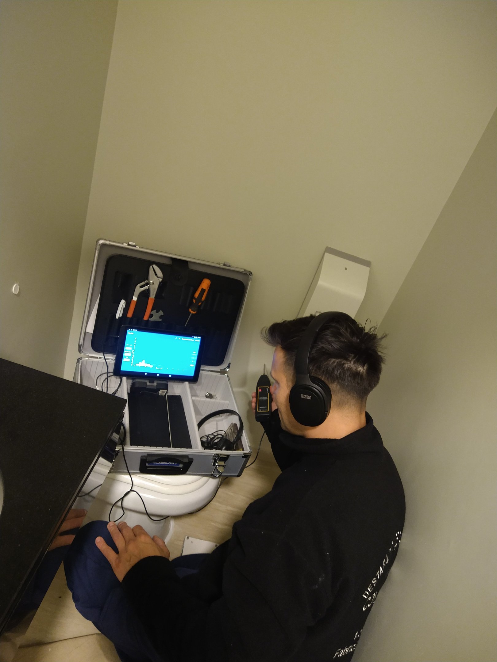 operario detectando fugas de agua