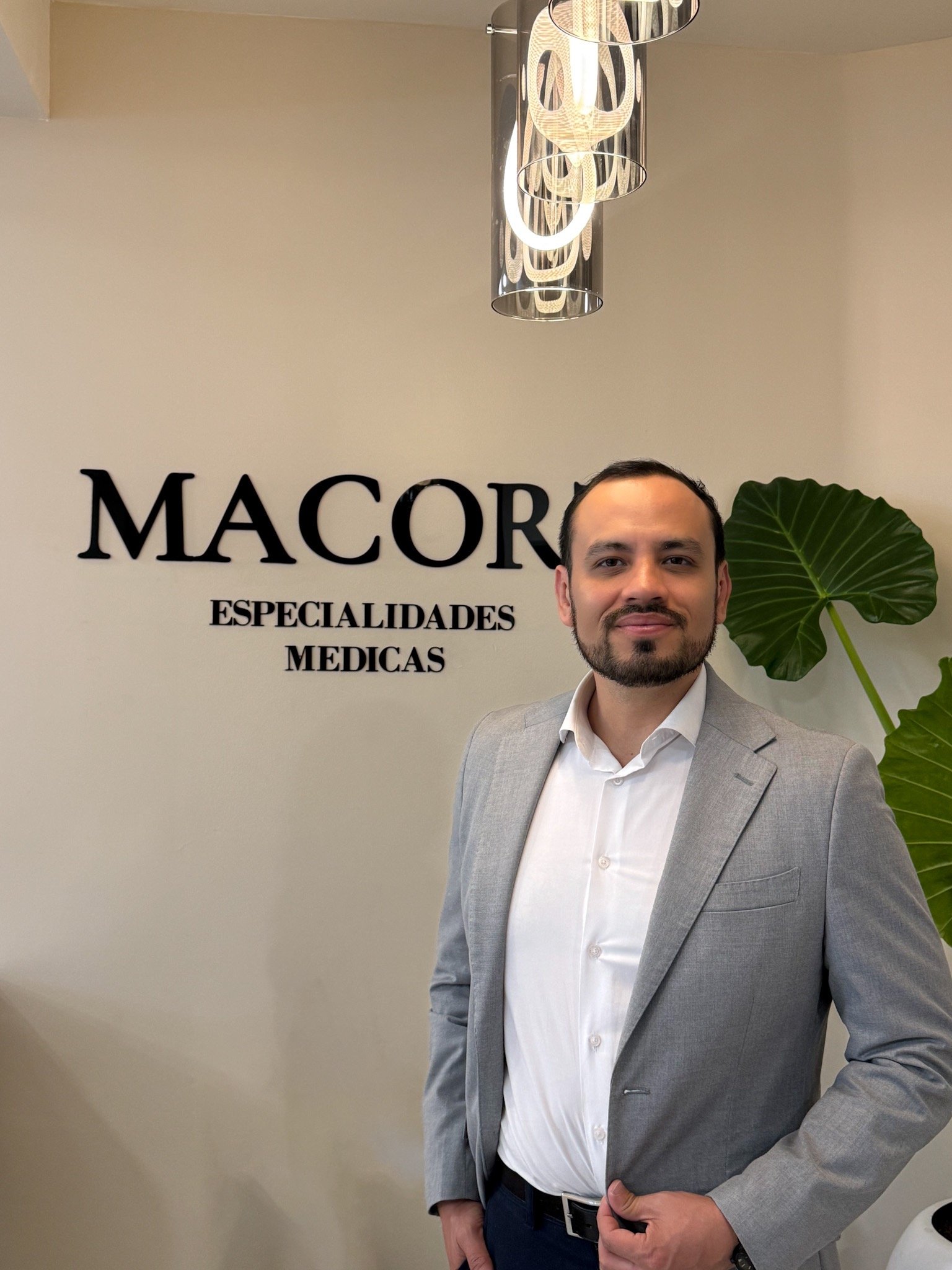 Professional medical specialist at MACOR Especialidades Medicas clinic in a grey blazer.