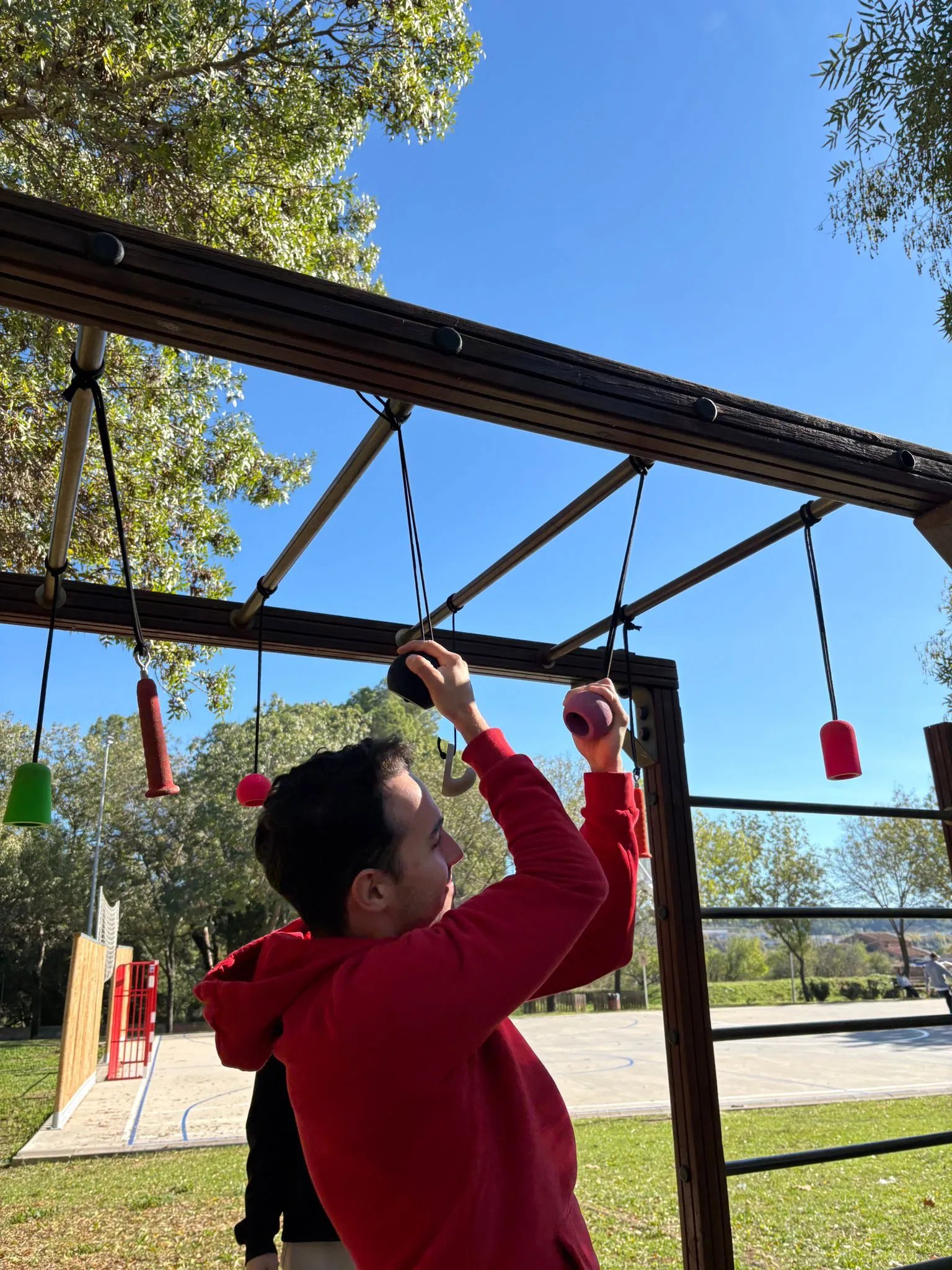 Hombre entrenando OCR en un parque