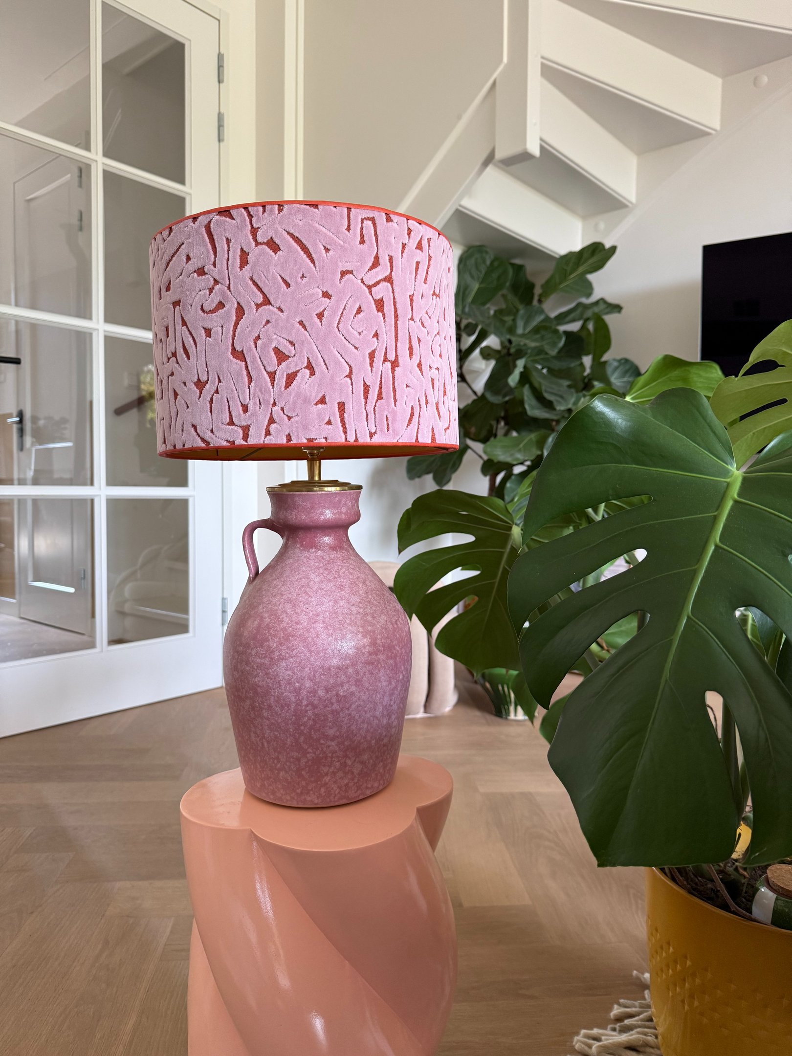 handgemaakte lamp van House of Bloom in warm interieur