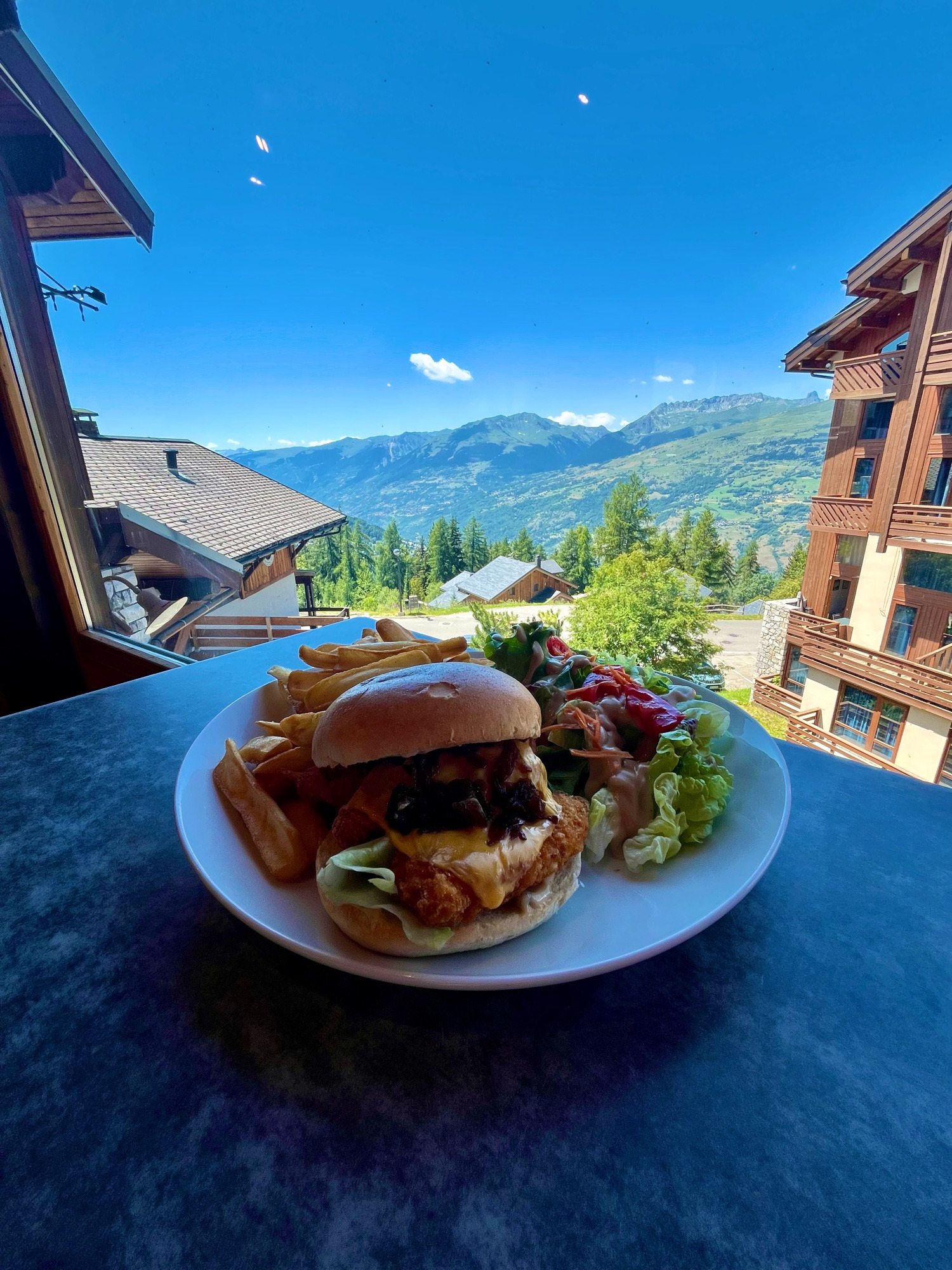 Burger au poulet accompagné de frites au Bistrot Savoyard à Vallandry.