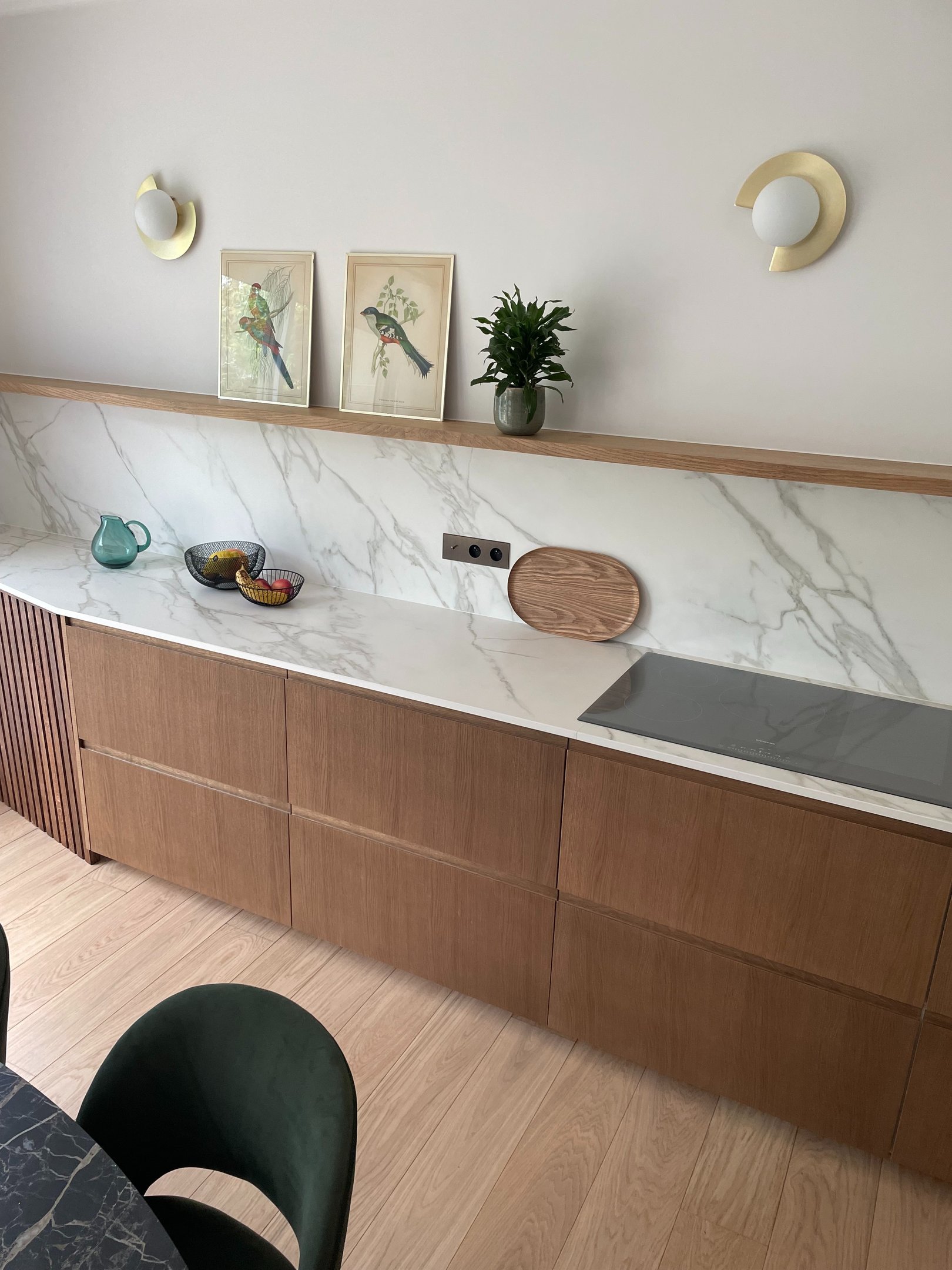 cuisine contemporaine bois et marbre à Neuilly 