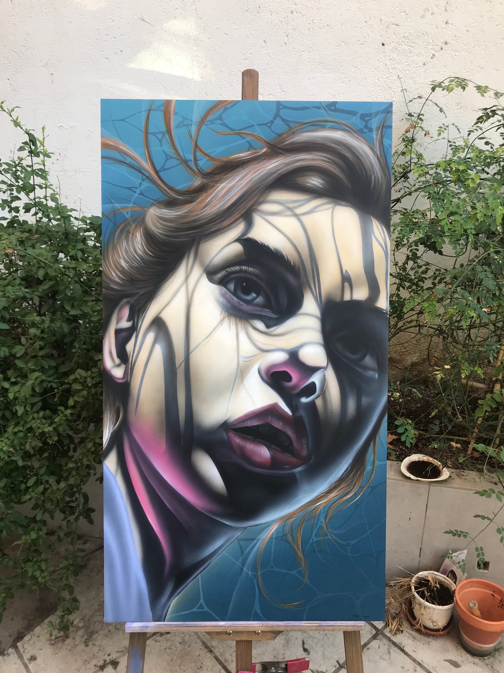 Obra de técnica mixta que fusiona óleo, acrílico y grafito. Superposición de materiales y transparen