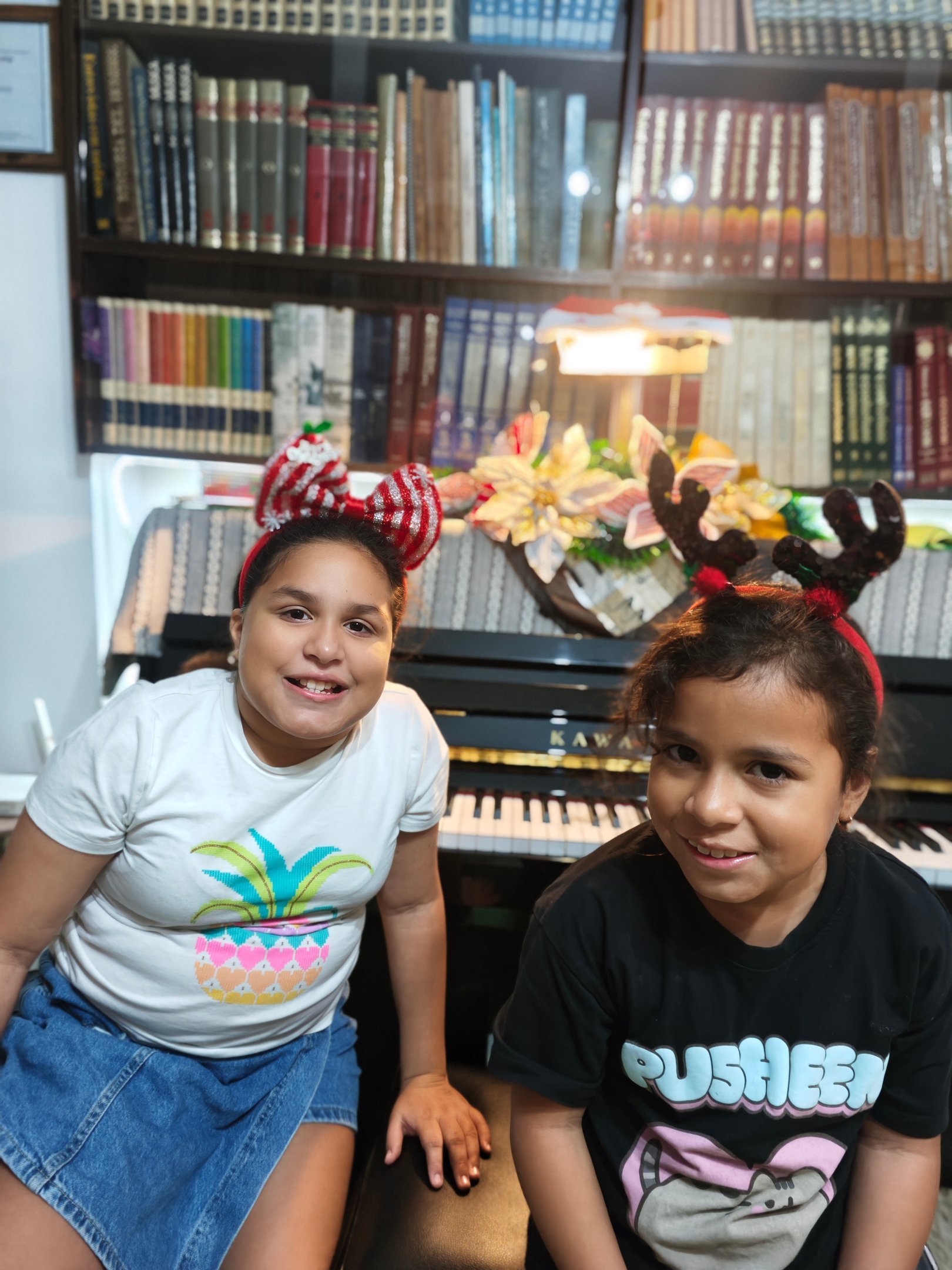 Niño aprendiendo piano en The Studio Escuela de Música