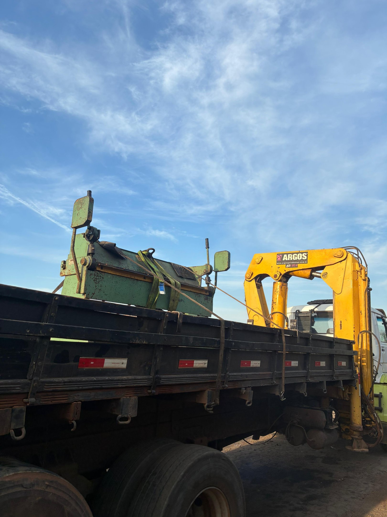 entrega de maquina sendo feita pela Top Máquinas, comércio de máquinas operatrizes e locação de munc