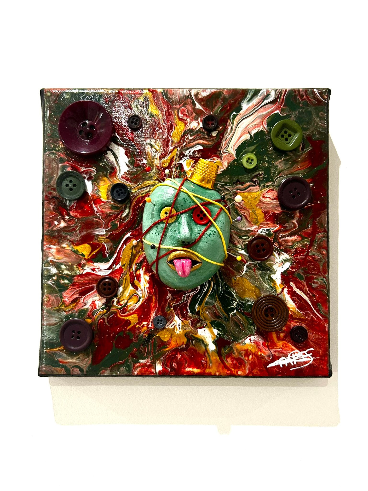 Ilona Paris tableau sculpture sur toile d'un visage cousu avec des yeux boutons