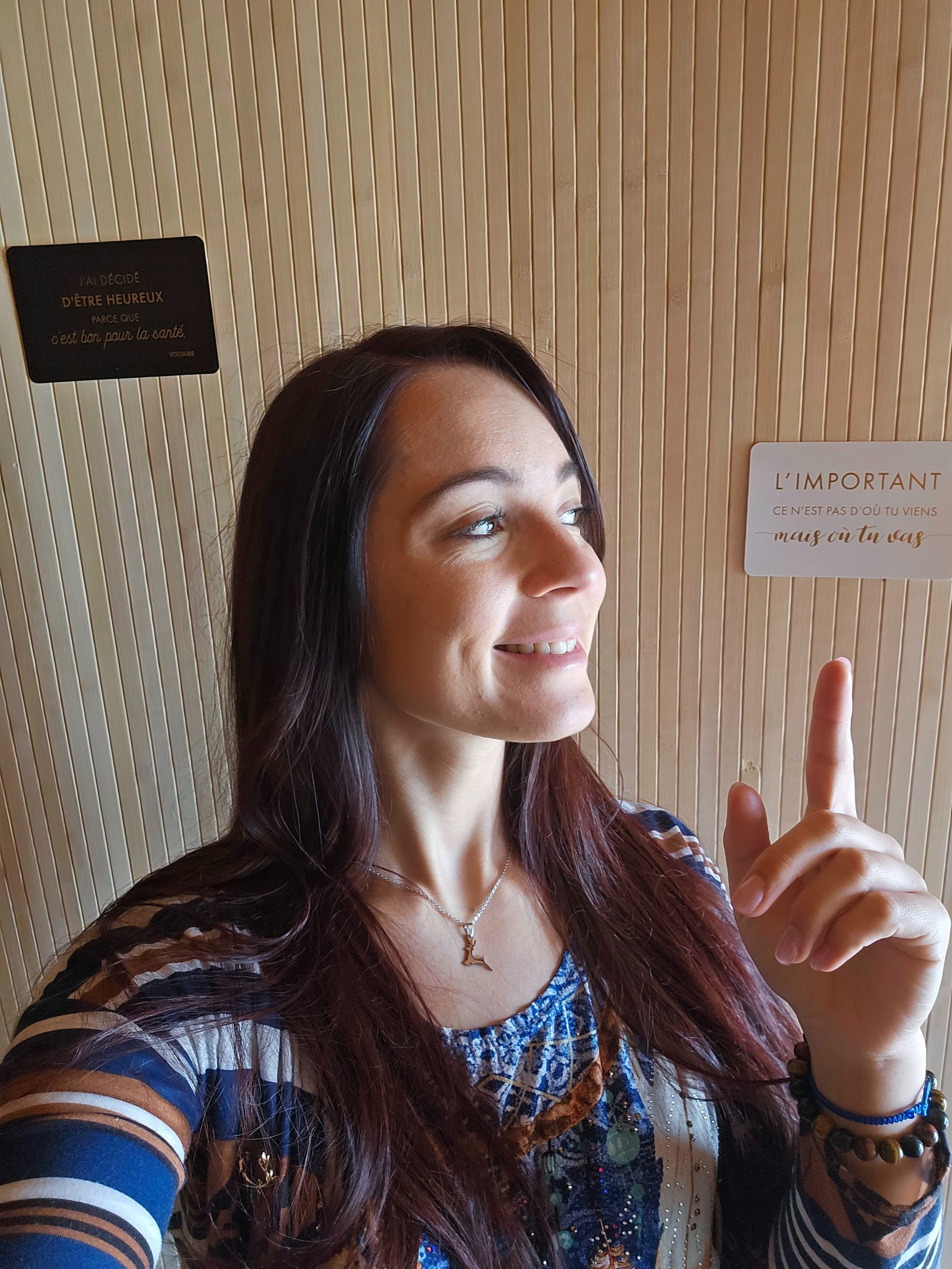 l'important n'est pas de savoir d'où tu viens mais où tu vas thérapeute femme souriante