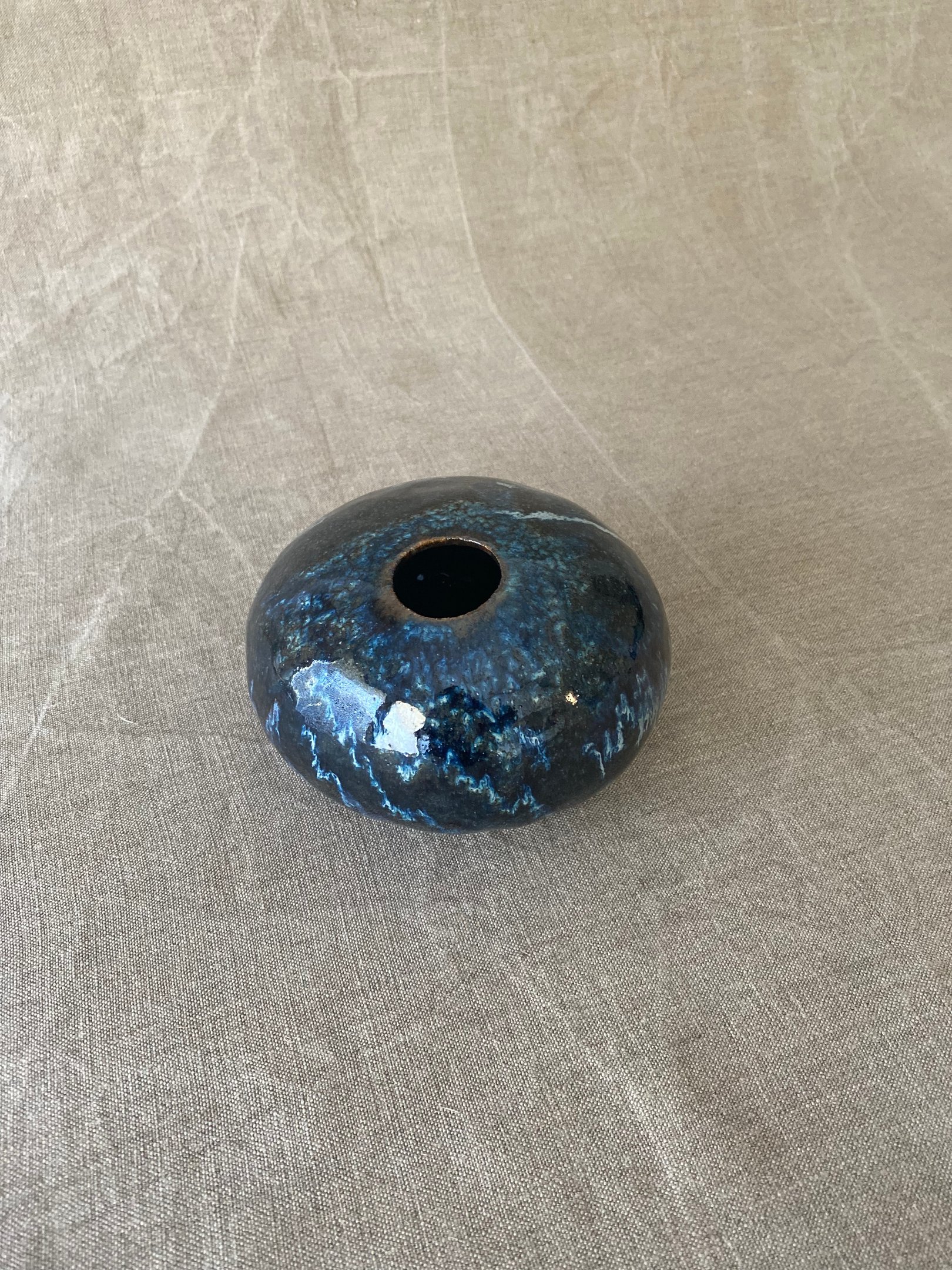 petit vase boule bleu noir et précieux