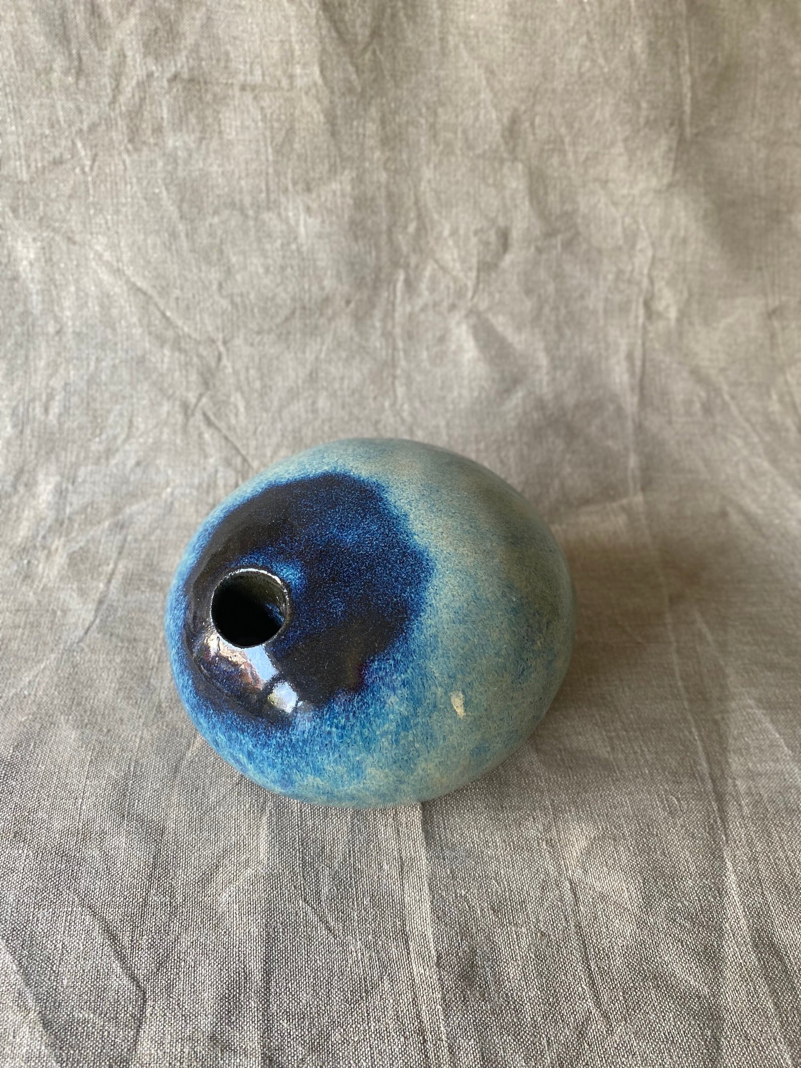 vase sculptural bleu