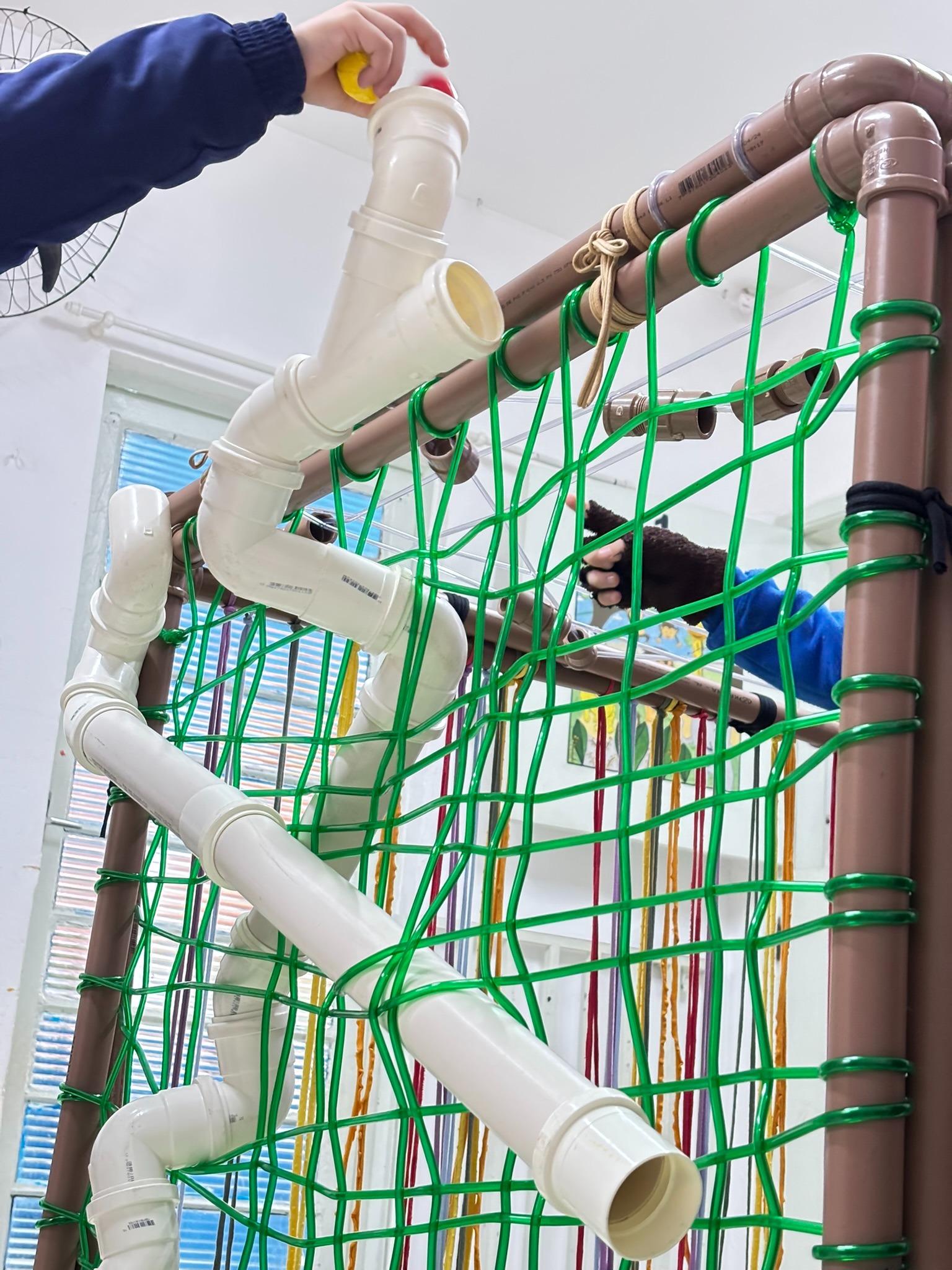 Engenhoca de canos estruturada em uma rede tramada.