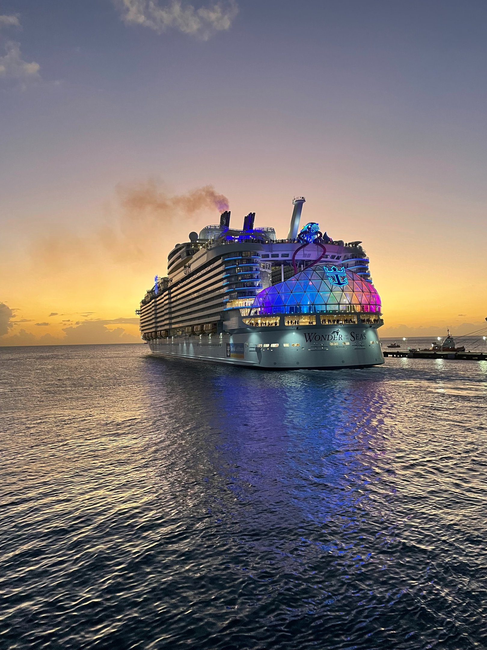 Das Kreuzfahrtschiff ‚Royal Caribbean Wonder of the Seas‘ bei Sonnenuntergang beleuchtet