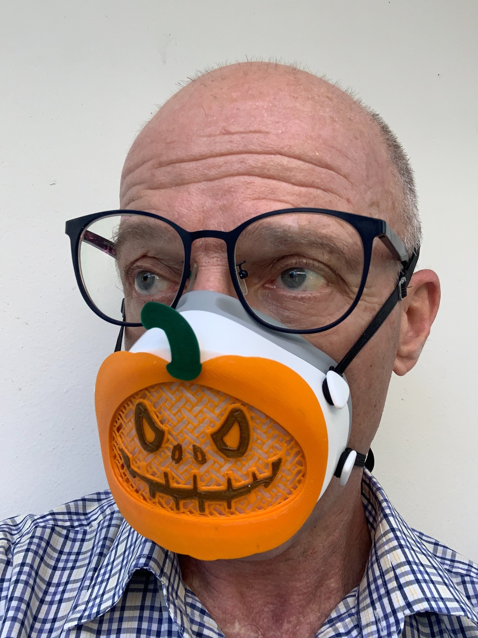 flo-44: Flomask with Evil Pumpkin decoration