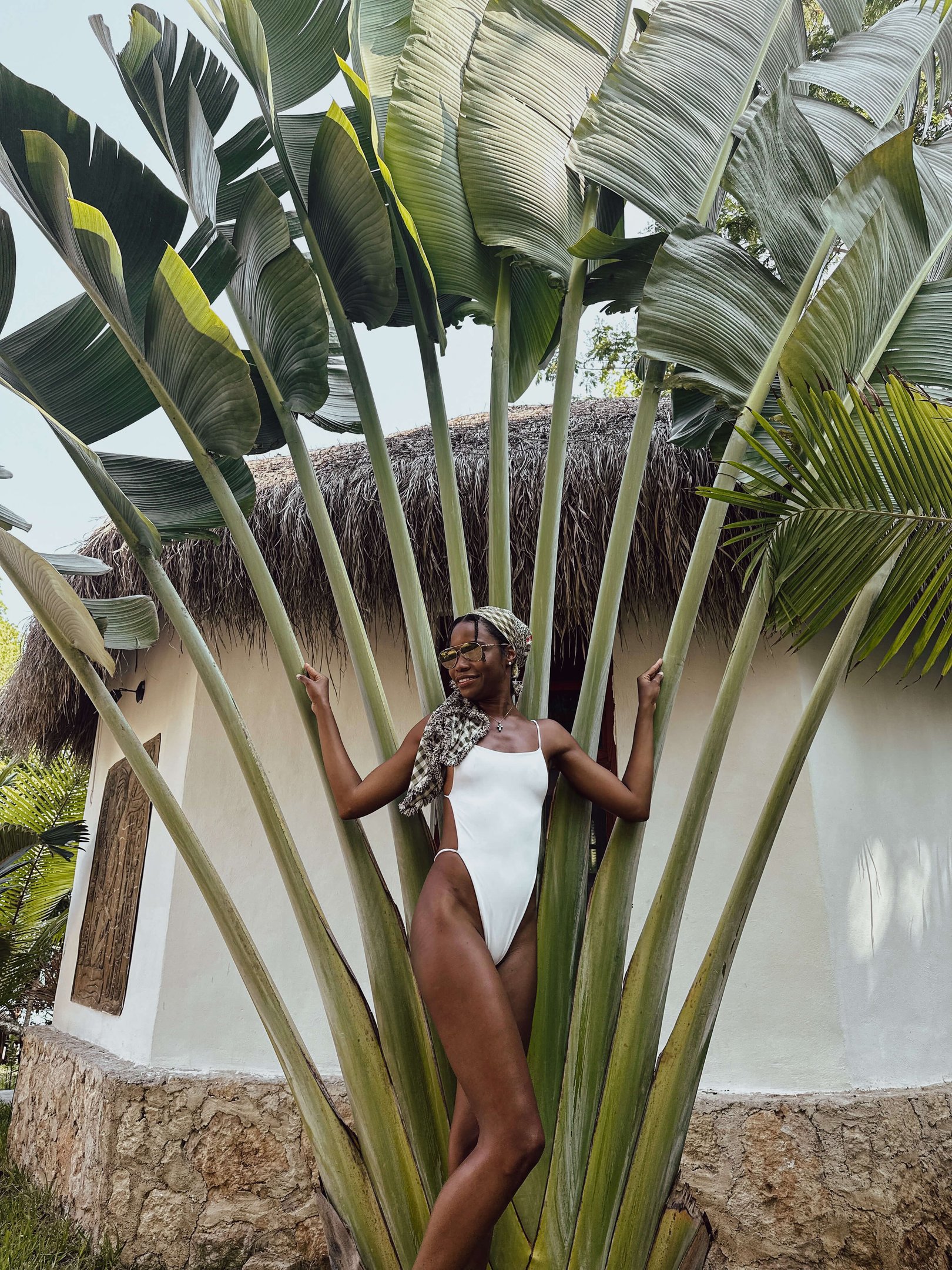 Chica en cabaña sobre la laguna de bacalar