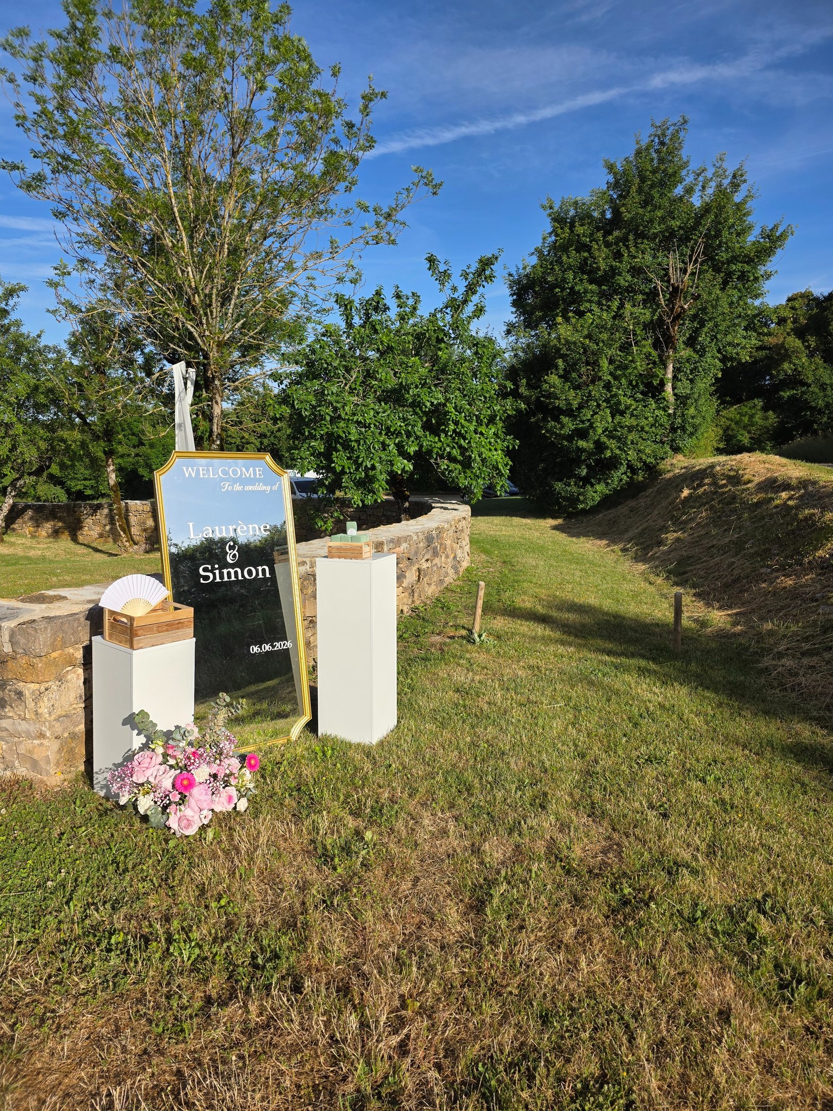 Panneau de bienvenue pour un mariage au Domaine de Soussuéjouls réalisé par Ewel Events