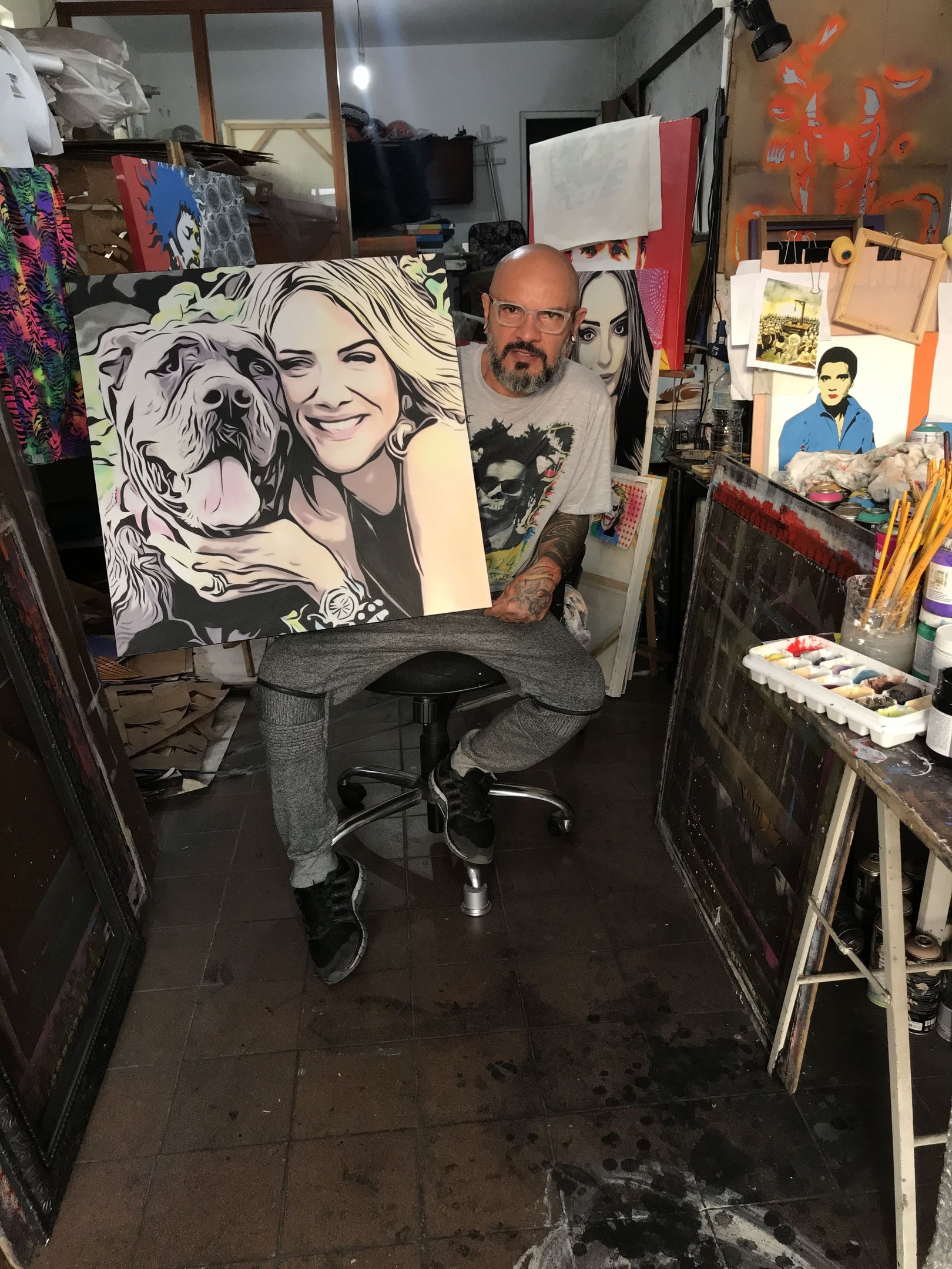 Quadro vibrante de Sérgio Astral mostrando um retrato colorido em estilo Pop-Art.