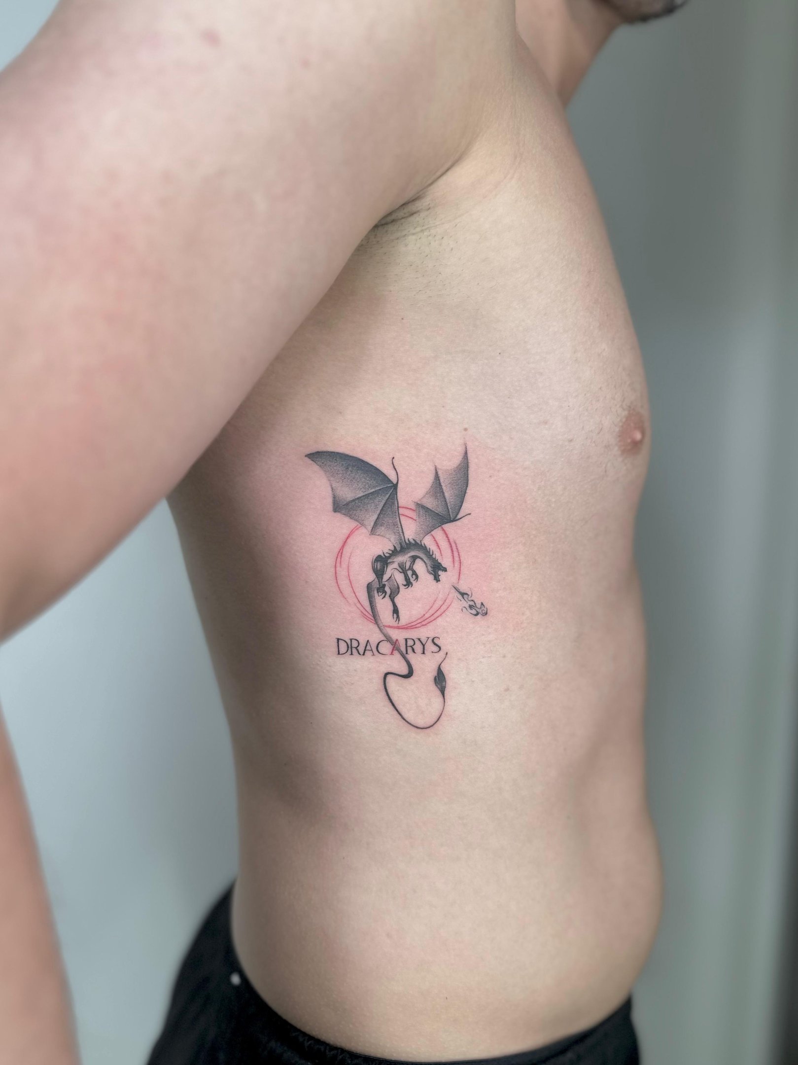  Tatuaje en Madrid de dragón con lettering Dracarys y círculo rojo inspirado en Juego de Tronos en e