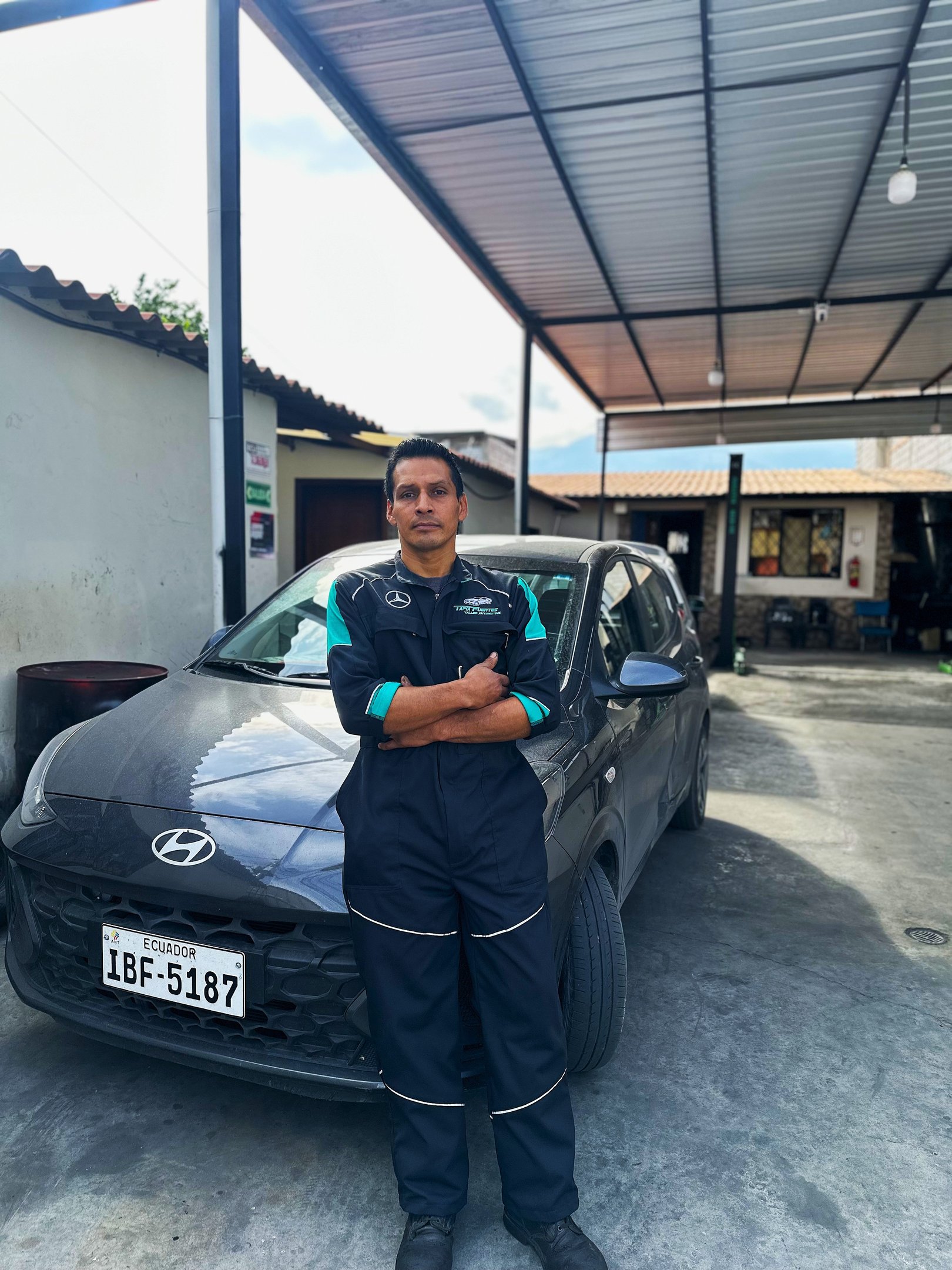 Edgar Rodrigo Tapia Fuertes en las instalaciones del establecimiento, usando el overol automotriz..