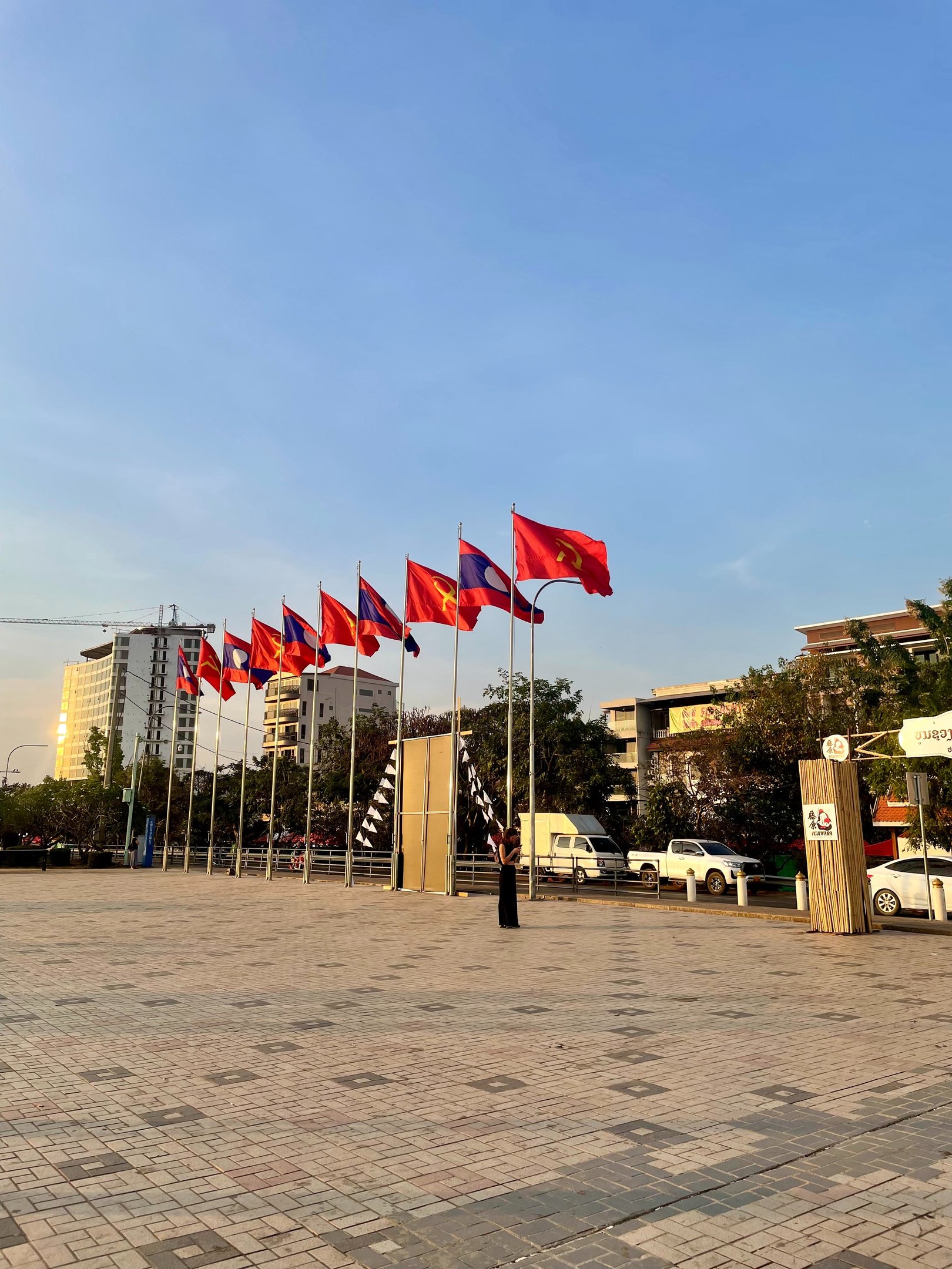 flagi Laosu na wietrze w Wientianie